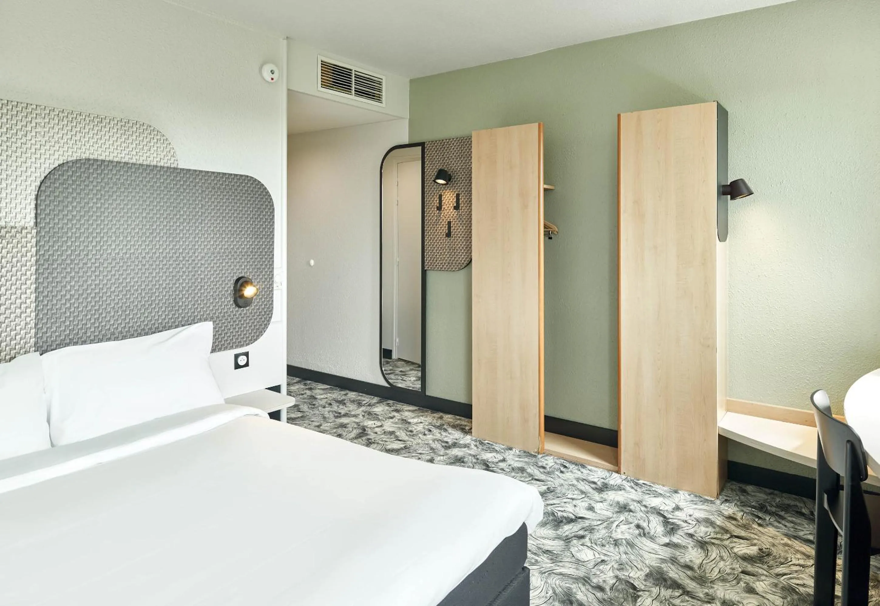 Bedroom, Bed in B&B HOTEL Versailles Le Chesnay