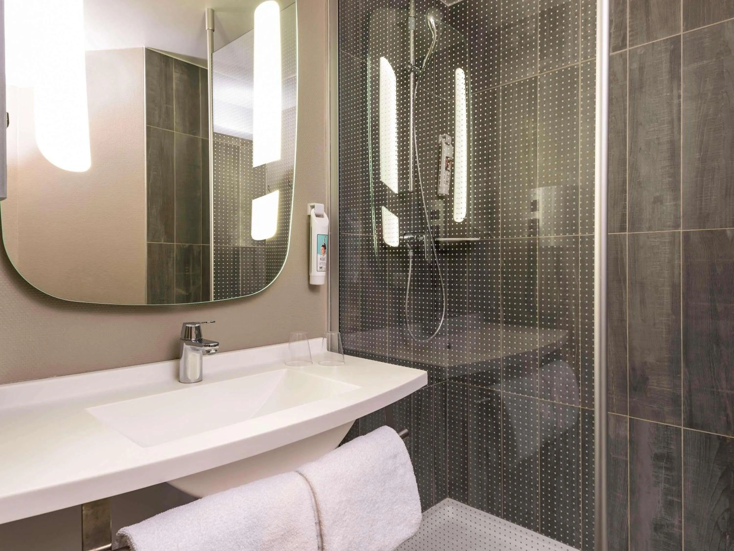 Bedroom in ibis Paris Alesia Montparnasse