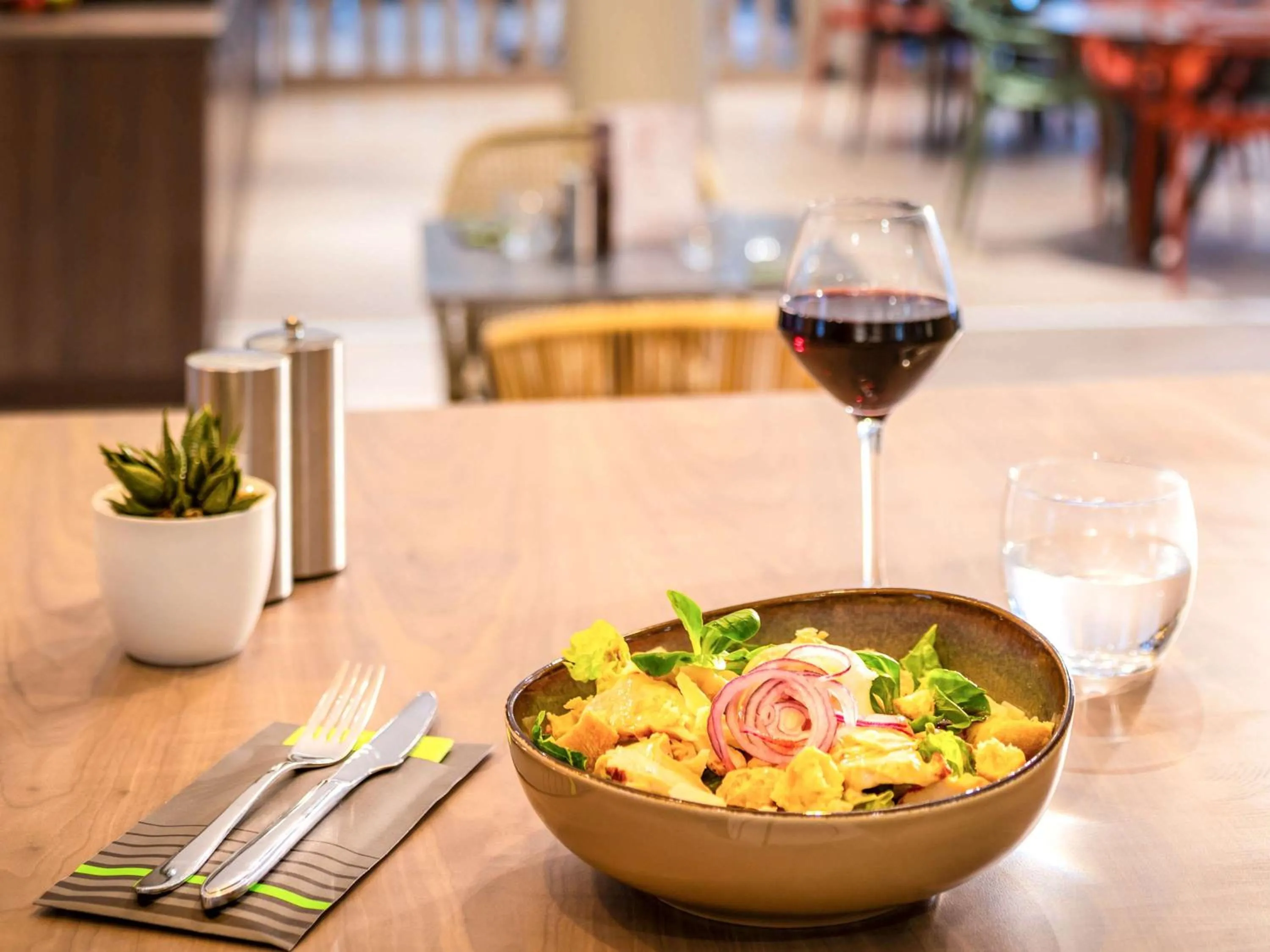 Restaurant/places to eat in ibis Paris Alesia Montparnasse