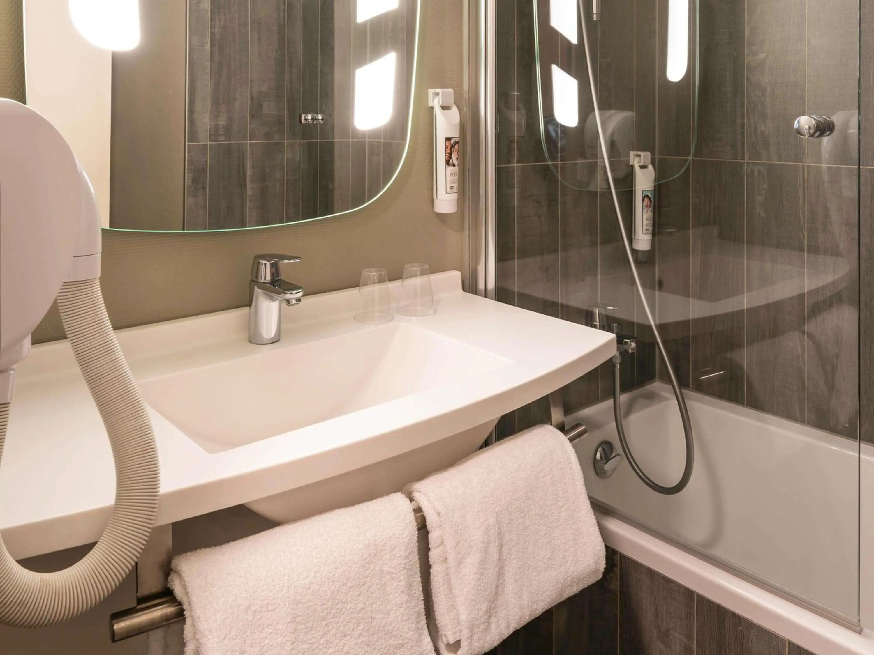 Bedroom in ibis Paris Alesia Montparnasse