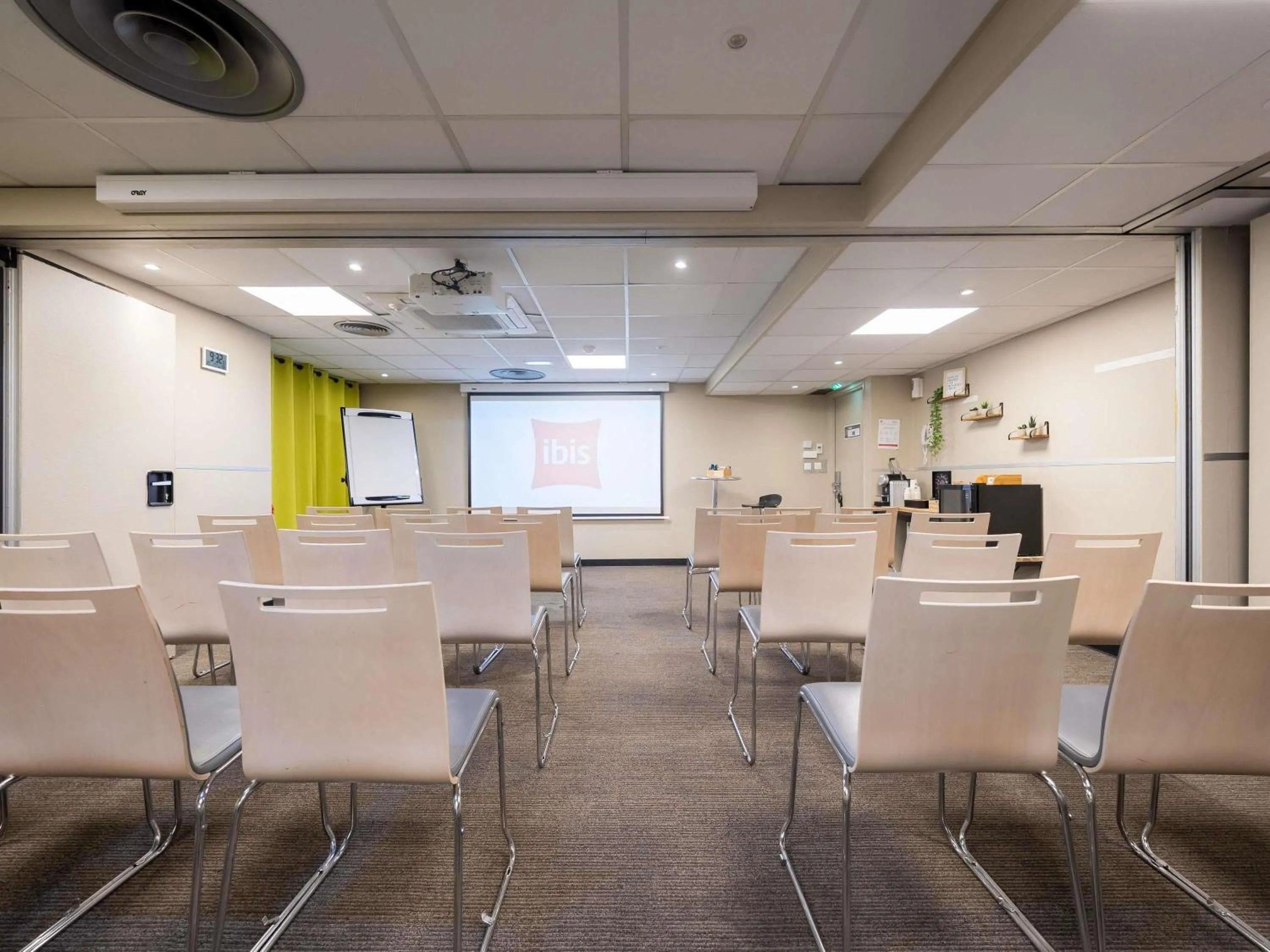 Meeting/conference room in ibis Paris Alesia Montparnasse