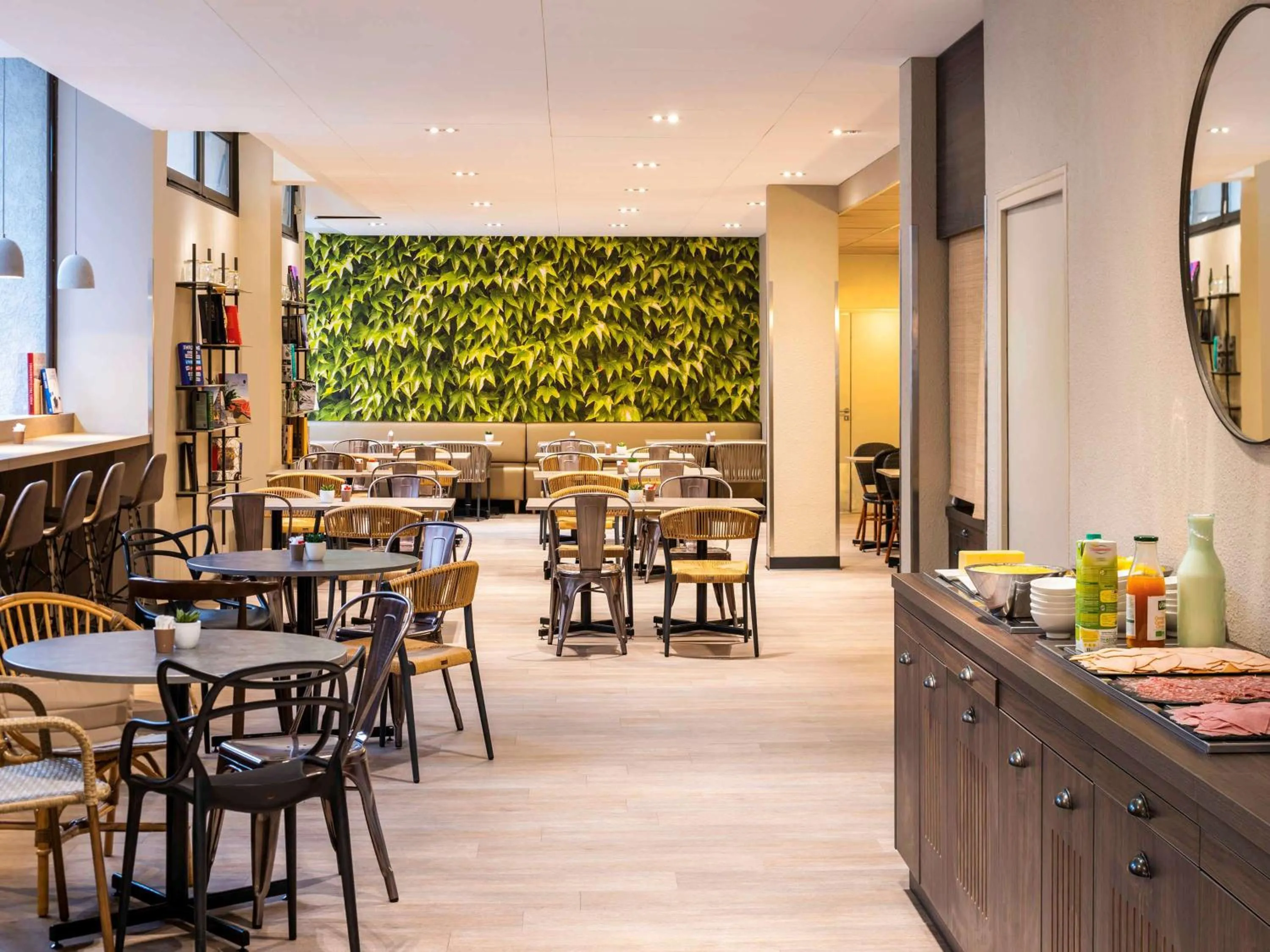 Restaurant/places to eat in ibis Paris Alesia Montparnasse