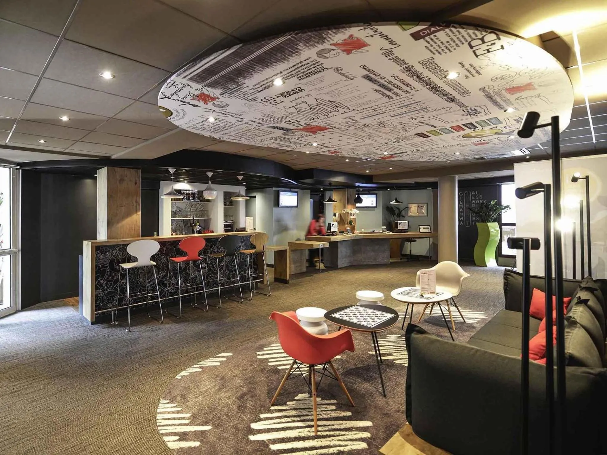 Lounge or bar in ibis Château de Fontainebleau