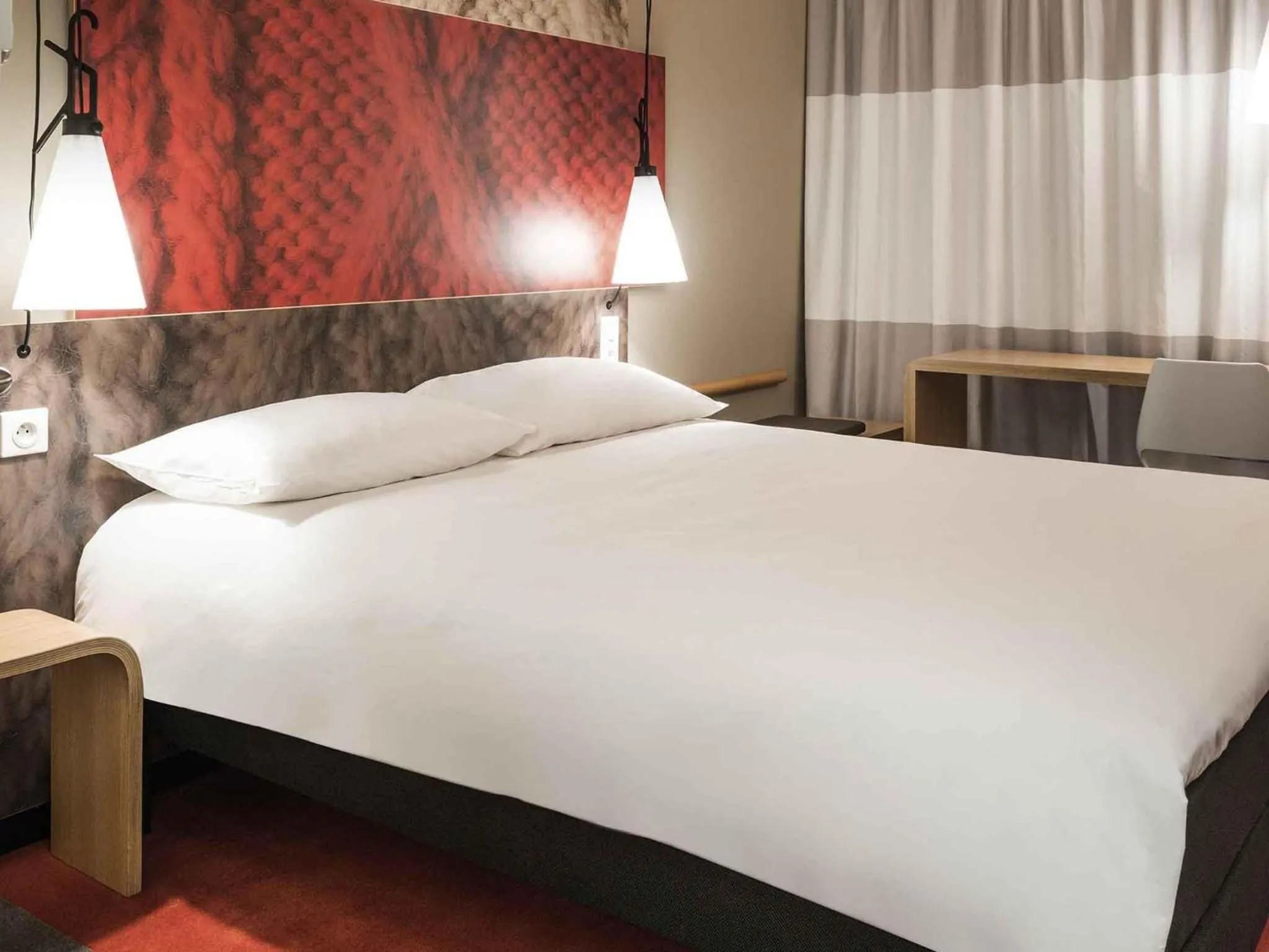 Bedroom, Bed in ibis Château de Fontainebleau