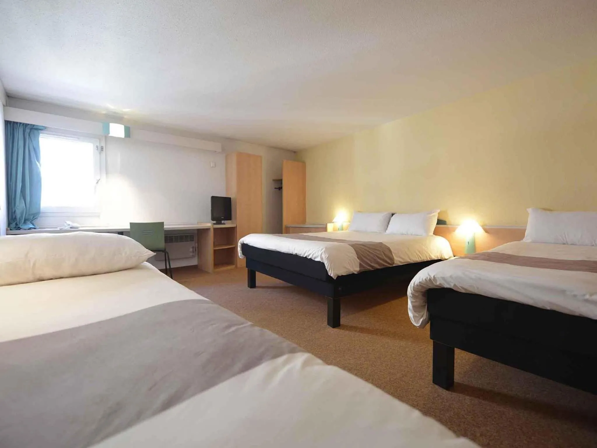 Bedroom, Bed in ibis Château de Fontainebleau