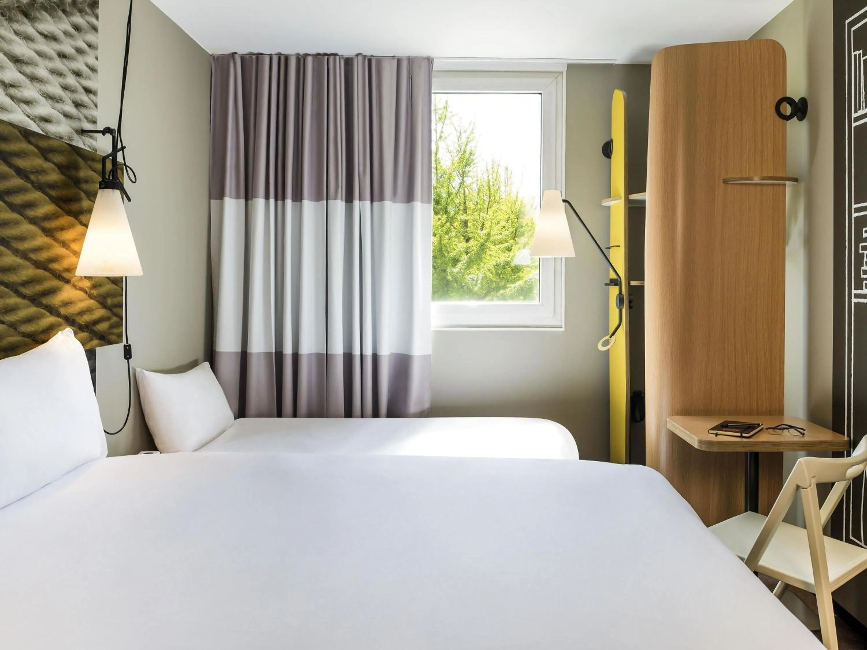 Bedroom, Bed in ibis Château de Fontainebleau