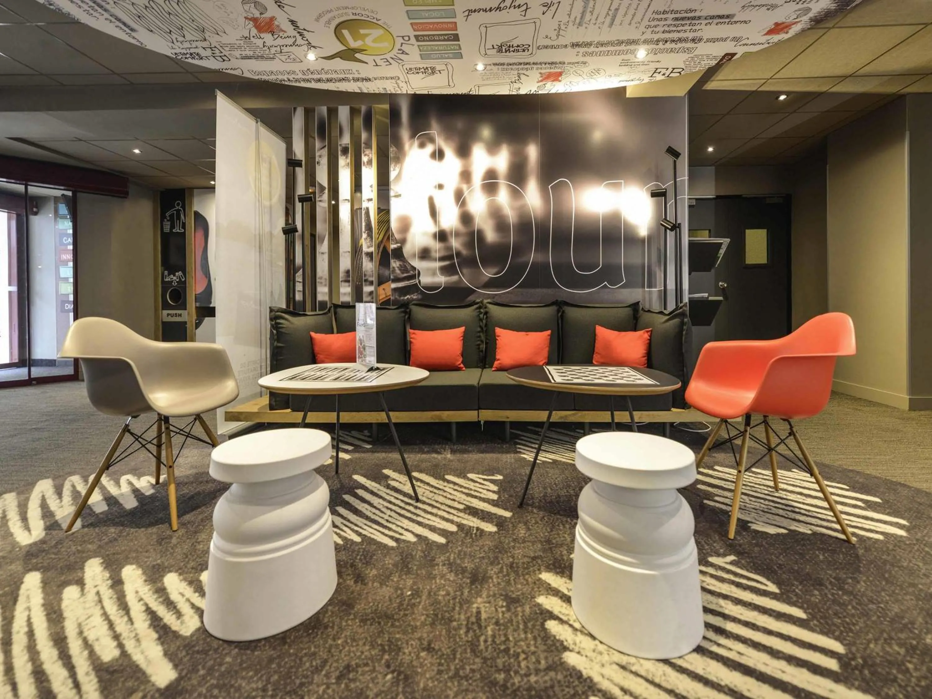 Lounge or bar in ibis Château de Fontainebleau