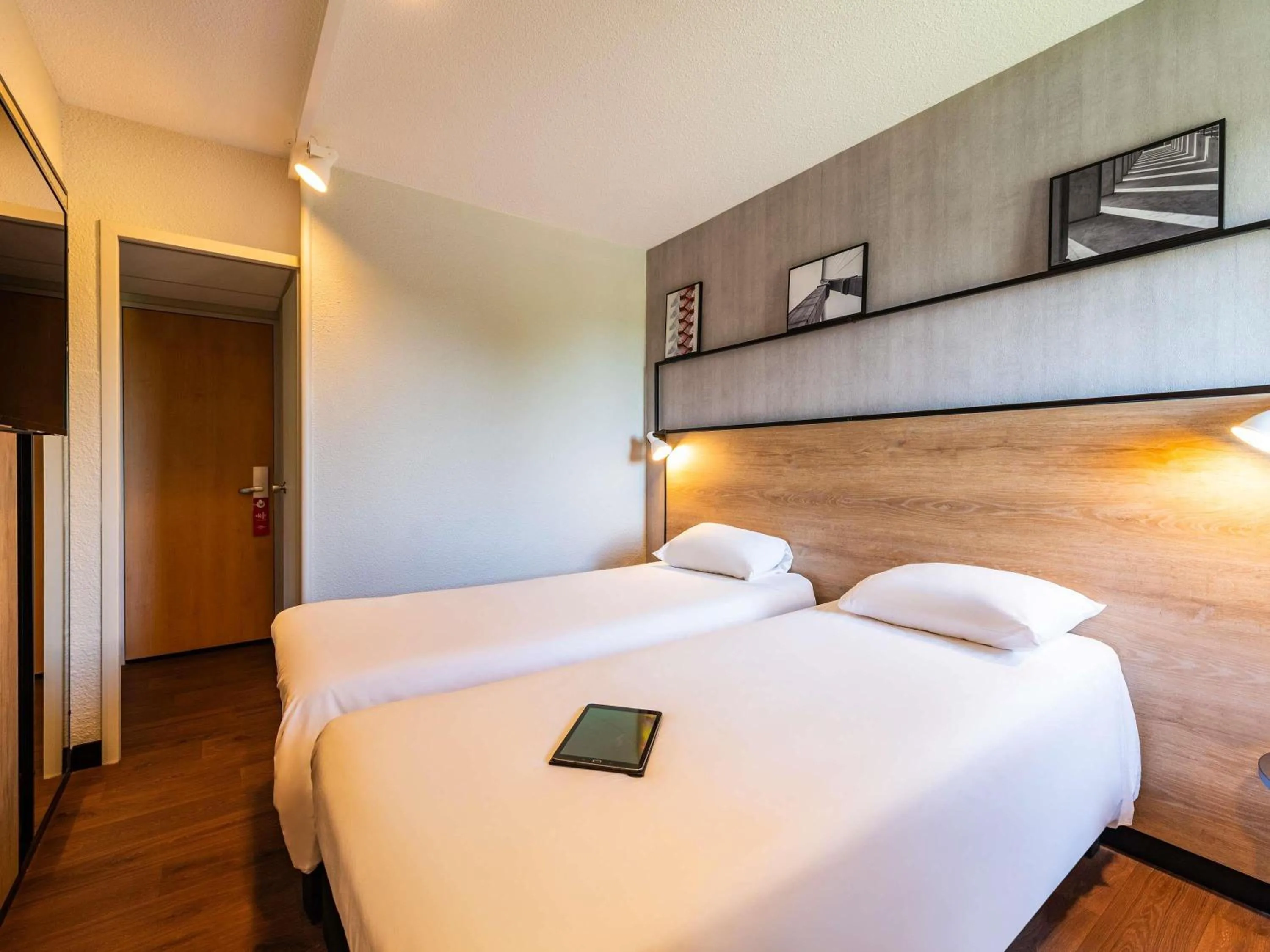 Bedroom, Bed in ibis Besançon Marchaux