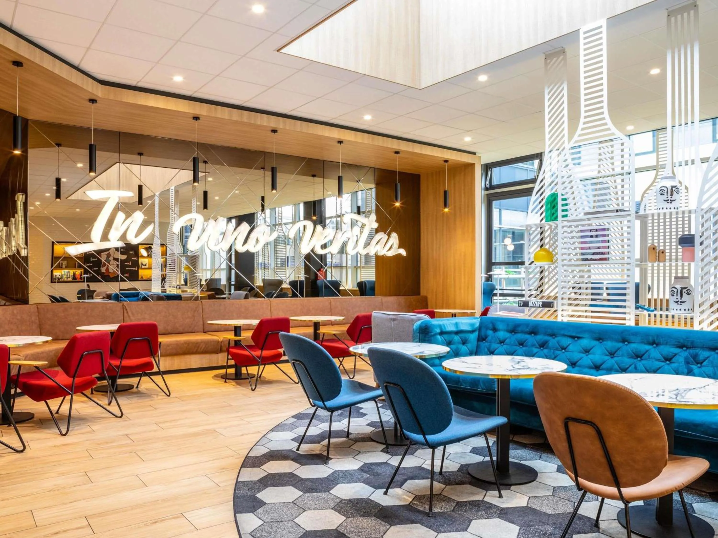 Lounge or bar in ibis Paris CDG Airport