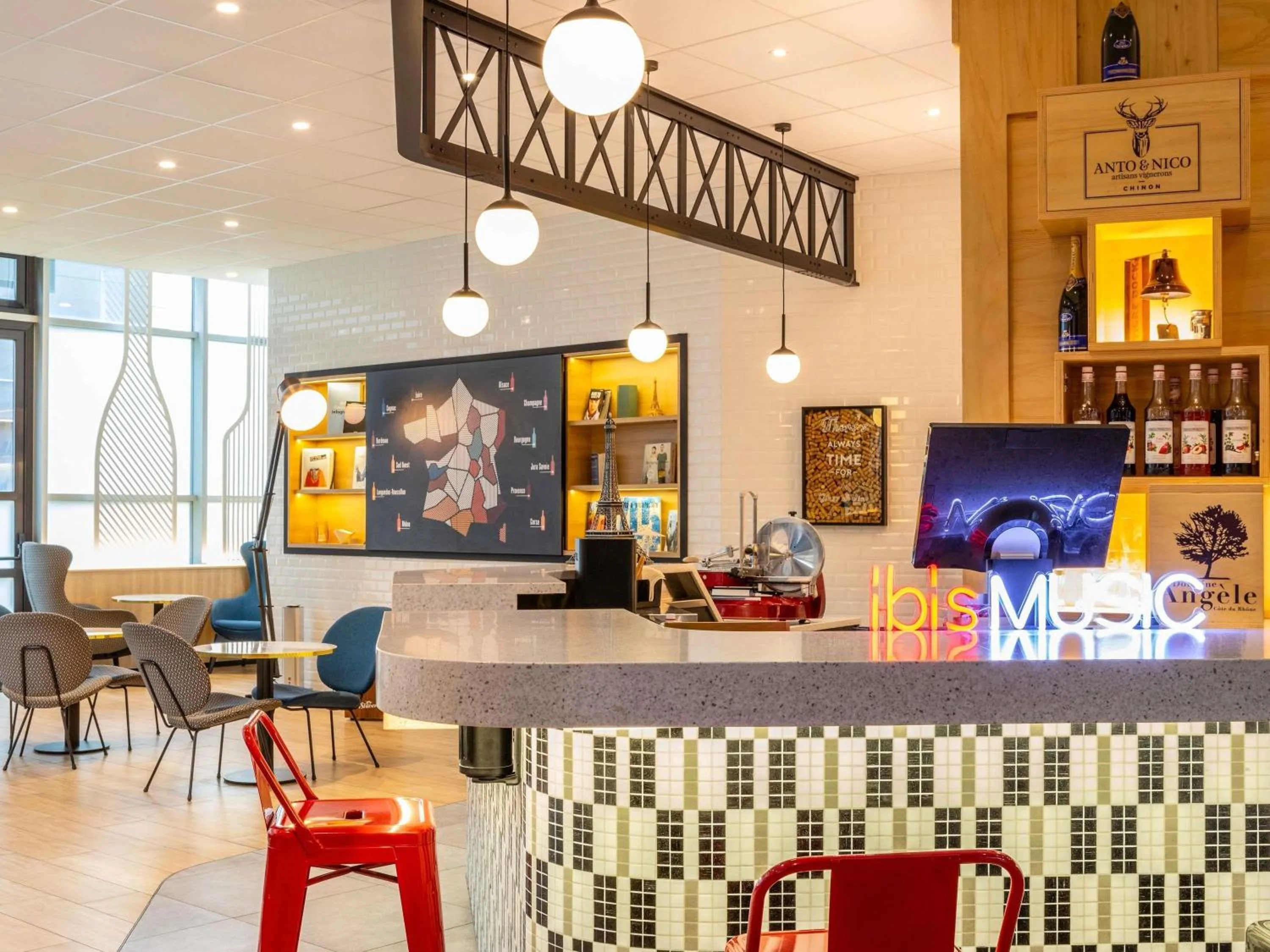 Lounge or bar in ibis Paris CDG Airport