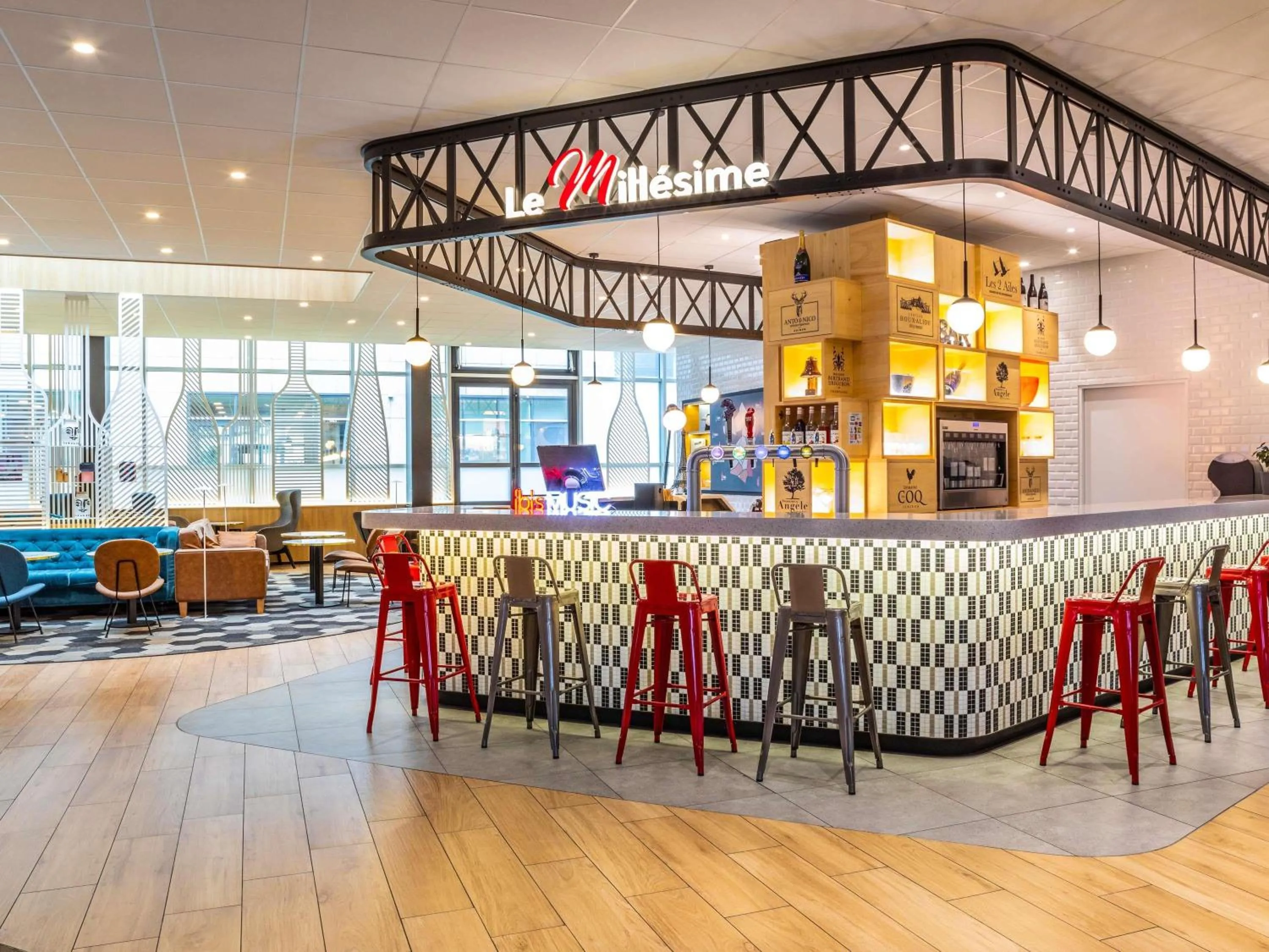 Lounge or bar in ibis Paris CDG Airport