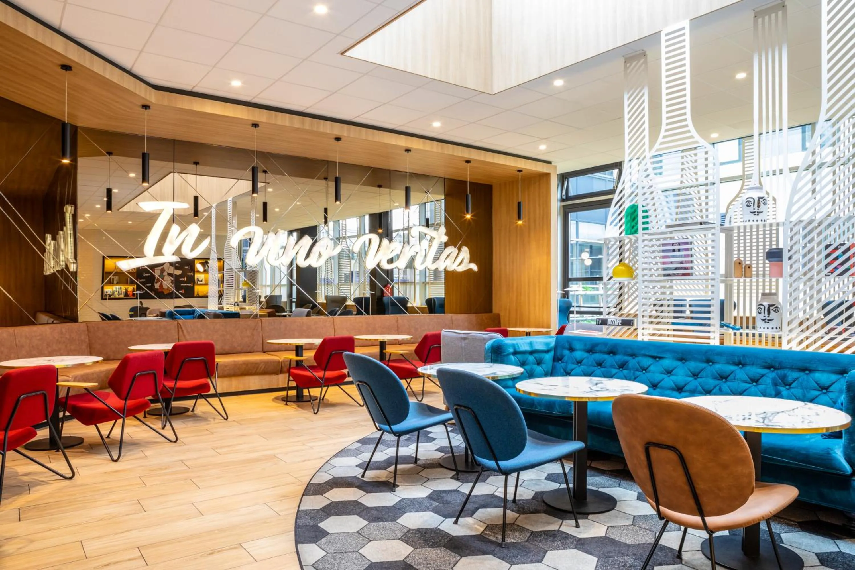 Lounge or bar in ibis Paris CDG Airport