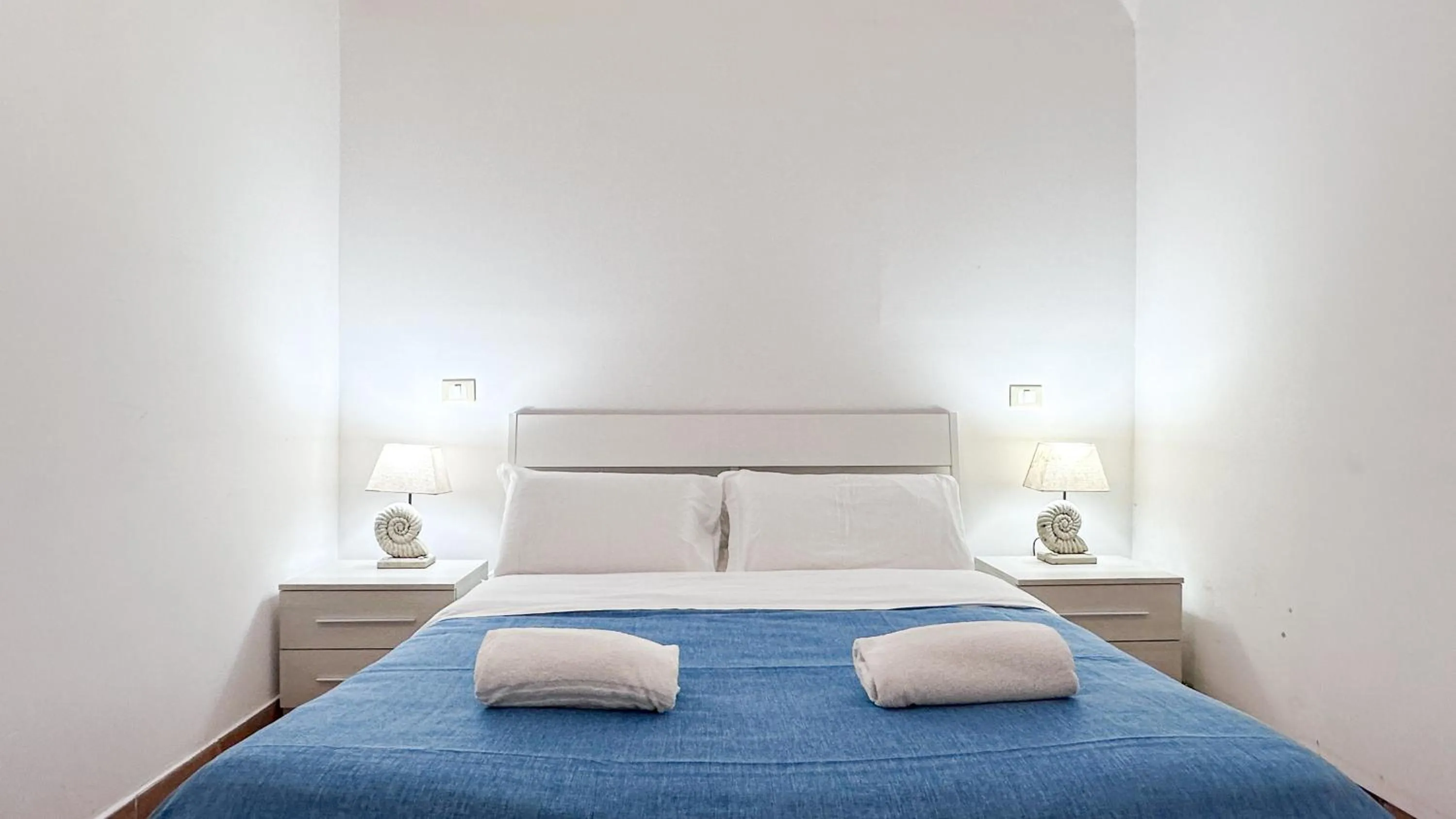 Bed in Flowers apartments & rooms