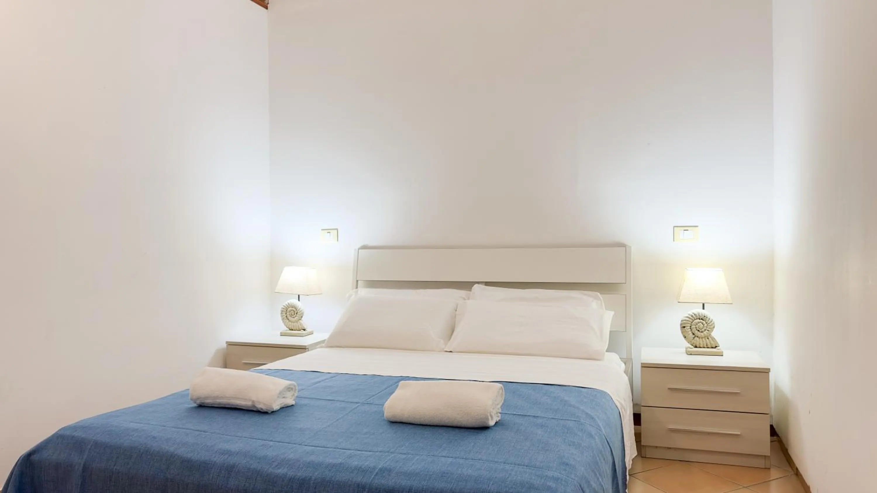 Bed in Flowers apartments & rooms