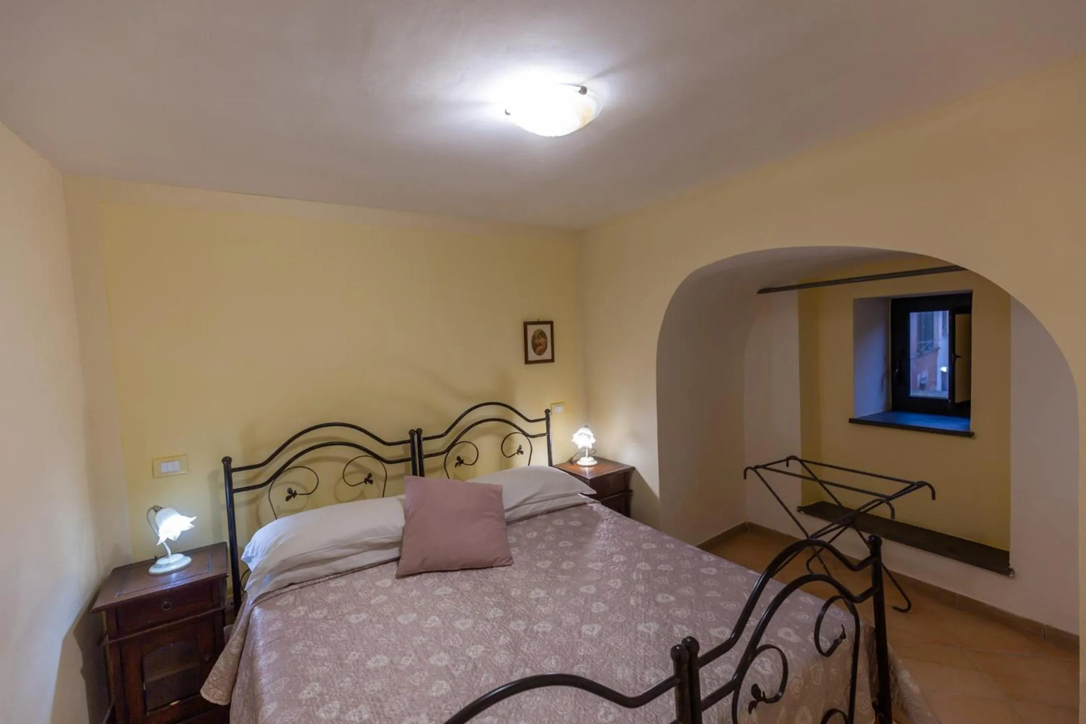 Bed in Flowers apartments & rooms