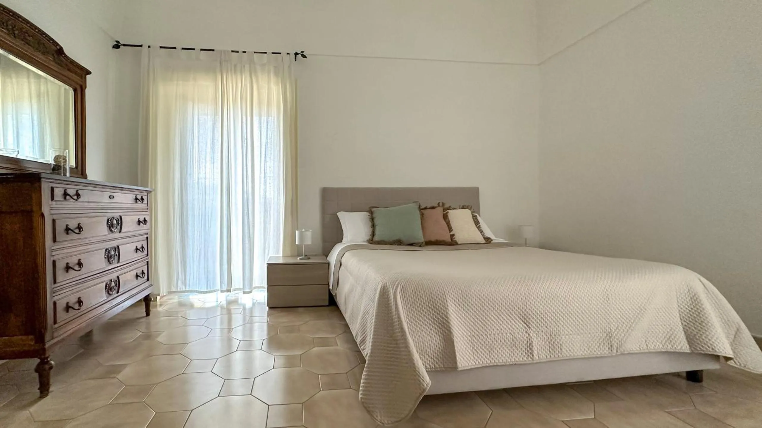 Bed in Flowers apartments & rooms