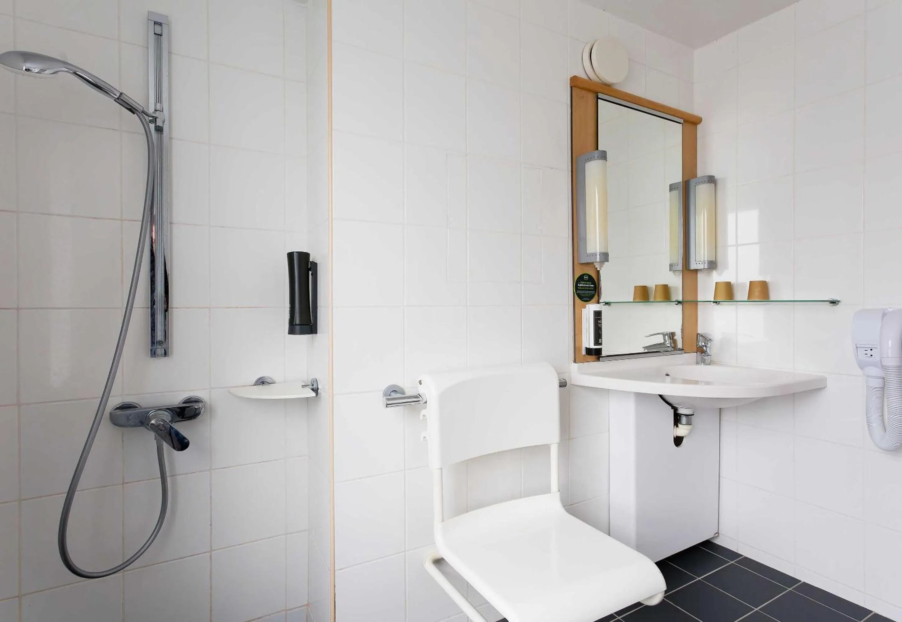 Bathroom in B&B HOTEL Reims Centre Erlon