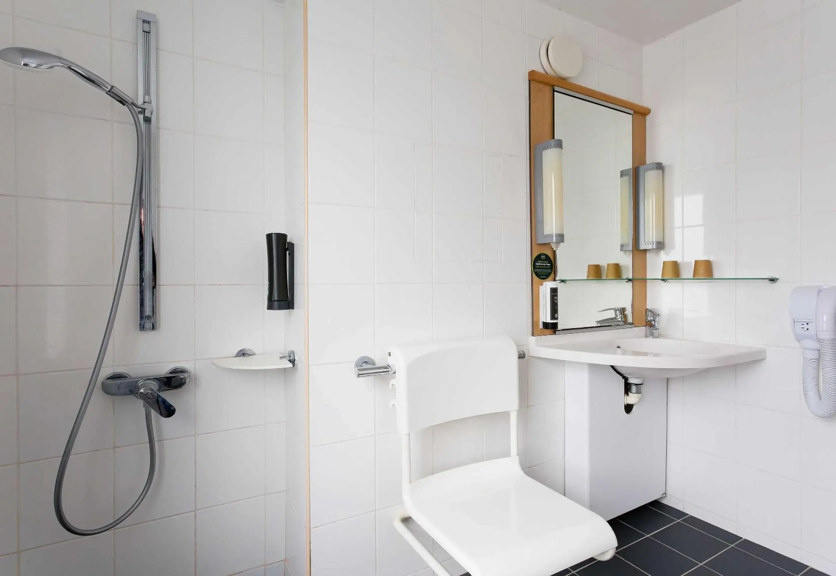 Double Room - Disability Access in B&B HOTEL Reims Centre Erlon Double Room - Disability Access in B&B HOTEL Reims Centre Erlon