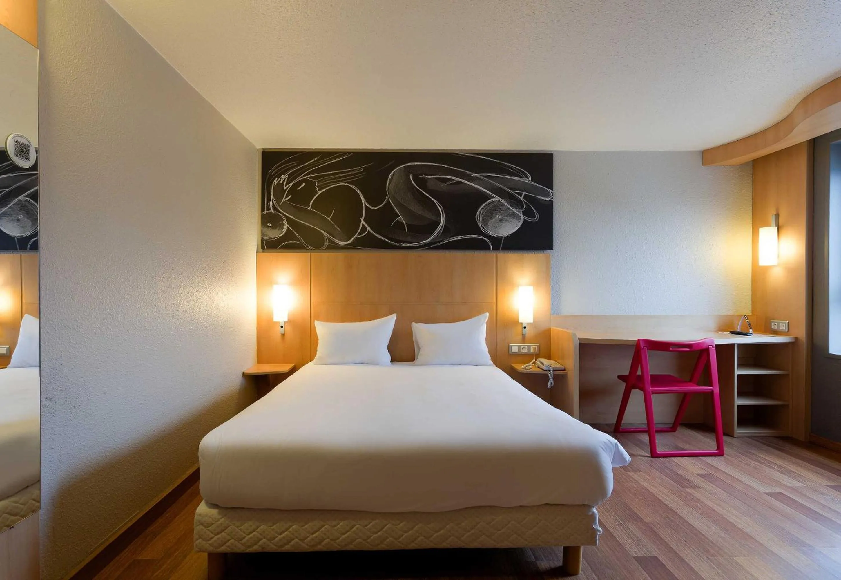 Bedroom, Bed in B&B HOTEL Reims Centre Erlon