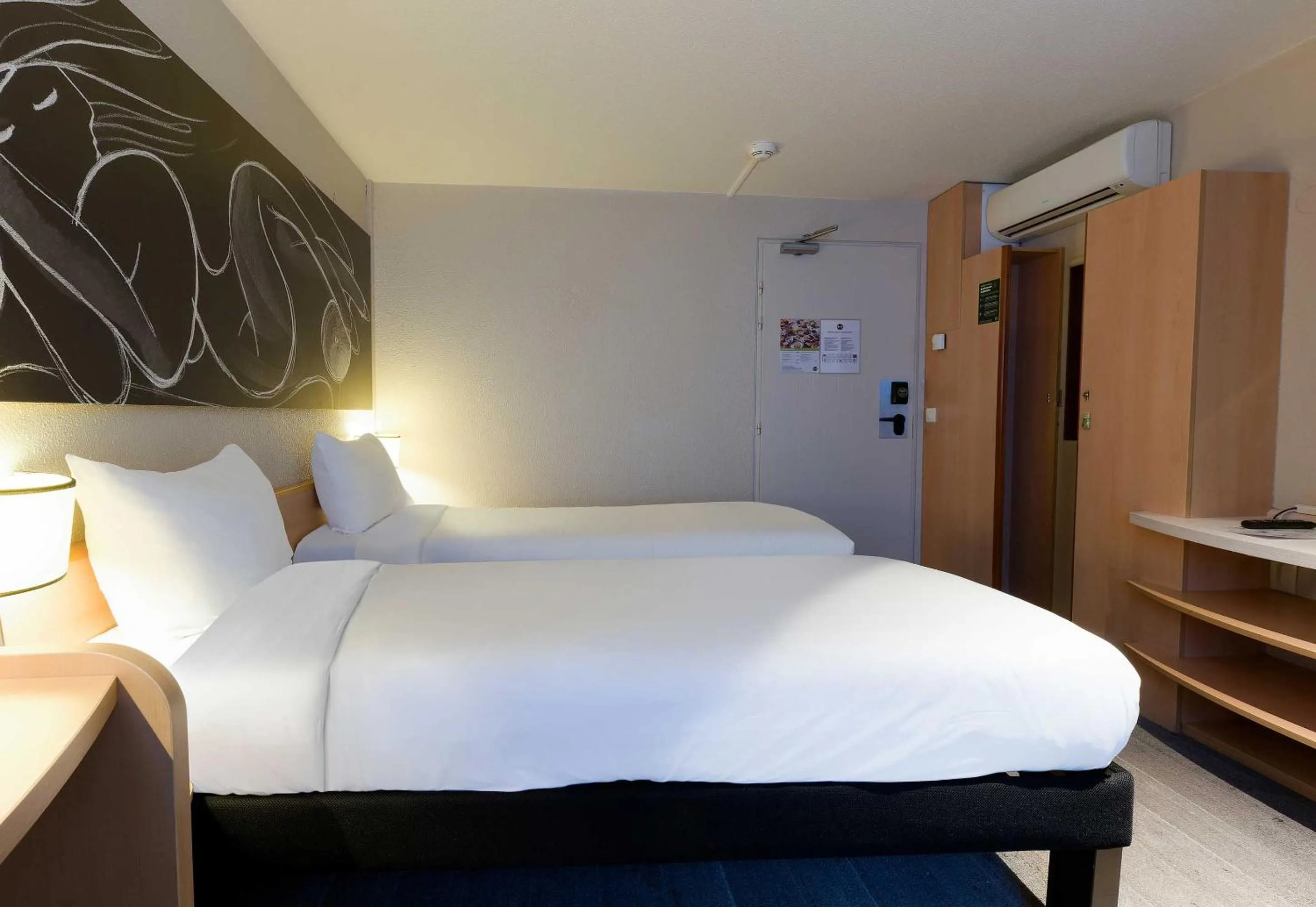 Bedroom, Bed in B&B HOTEL Reims Centre Erlon