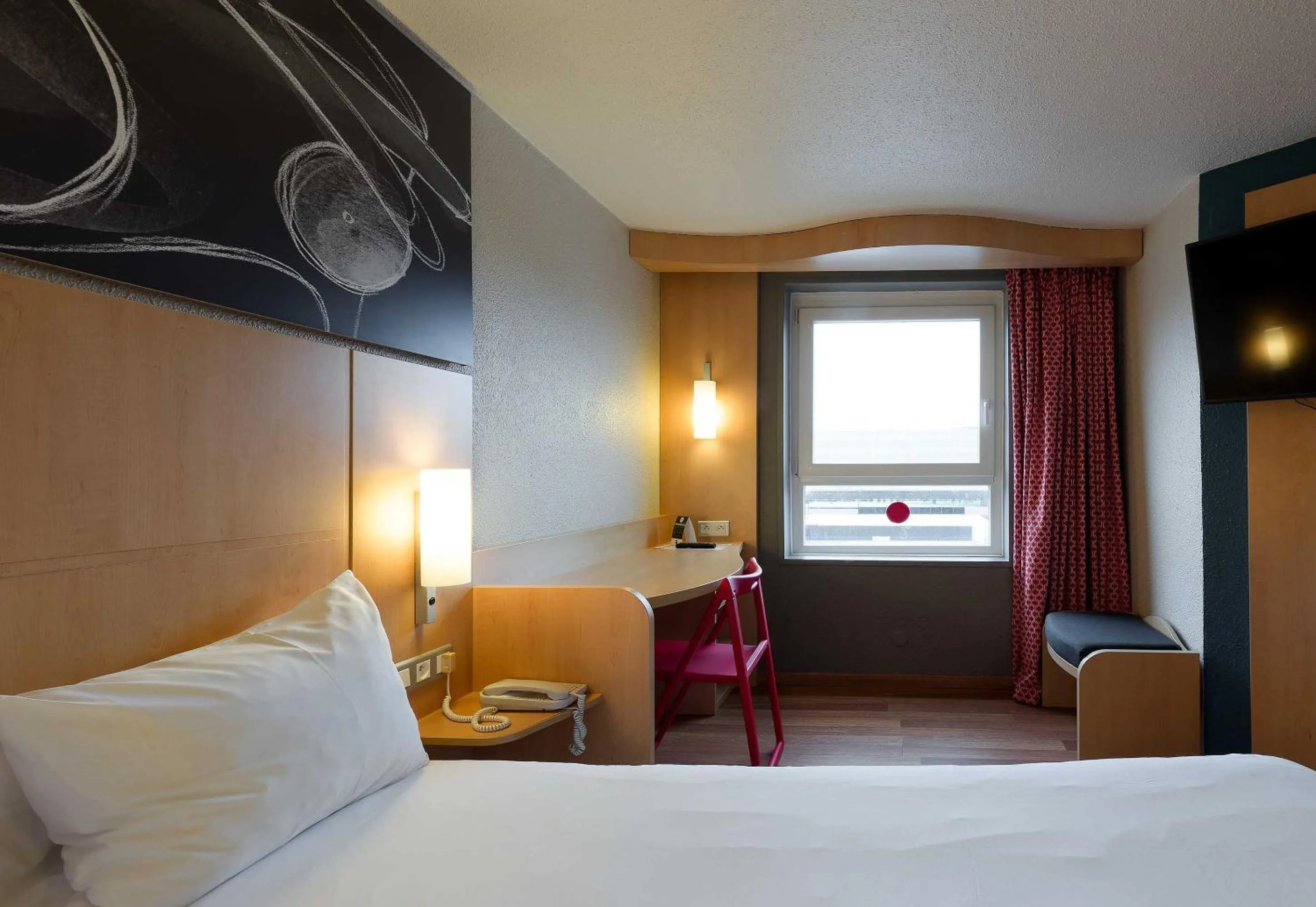 Bedroom, Bed in B&B HOTEL Reims Centre Erlon