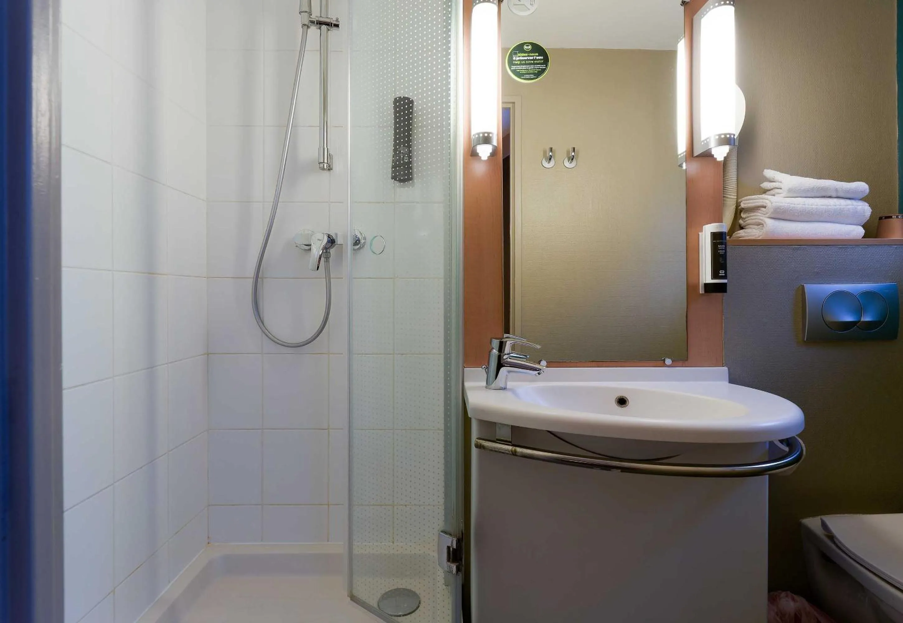 Bathroom in B&B HOTEL Reims Centre Erlon