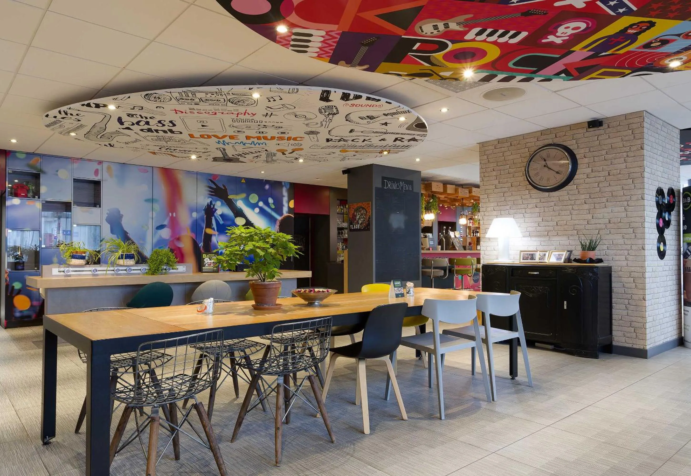 Seating area in B&B HOTEL Reims Centre Erlon