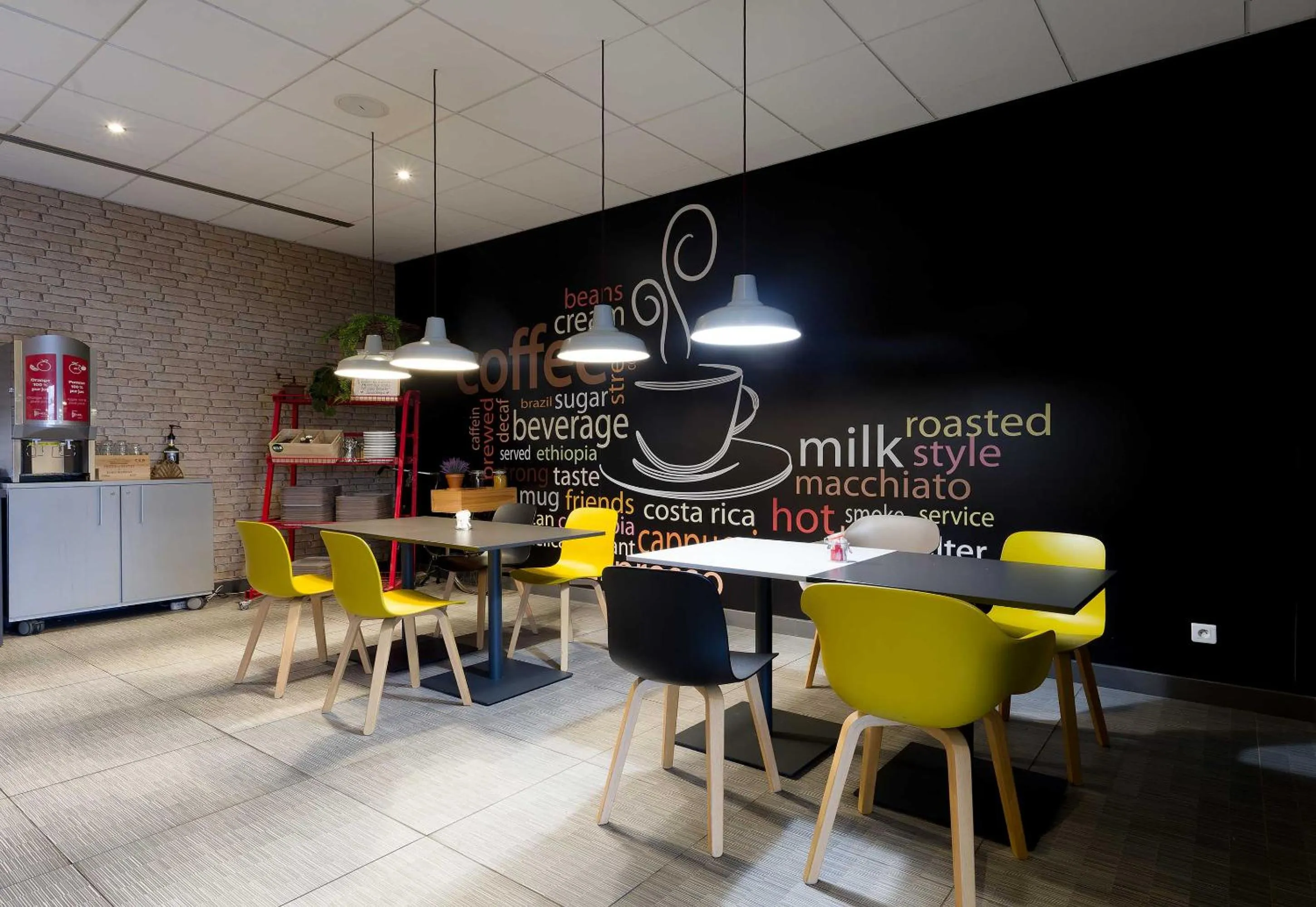 Restaurant/places to eat in B&B HOTEL Reims Centre Erlon