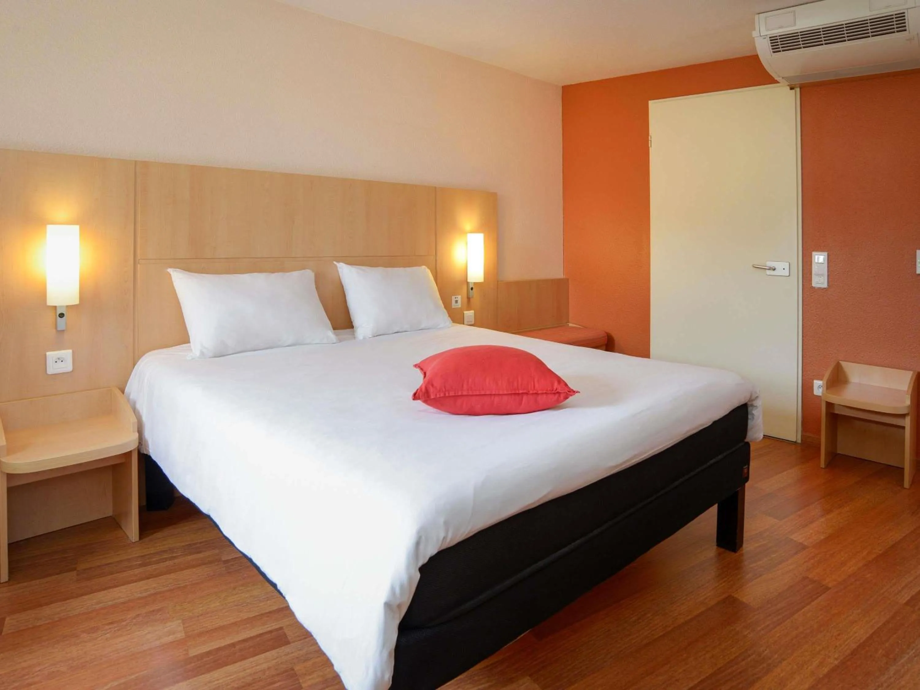 Bedroom, Bed in ibis Toulouse Centre