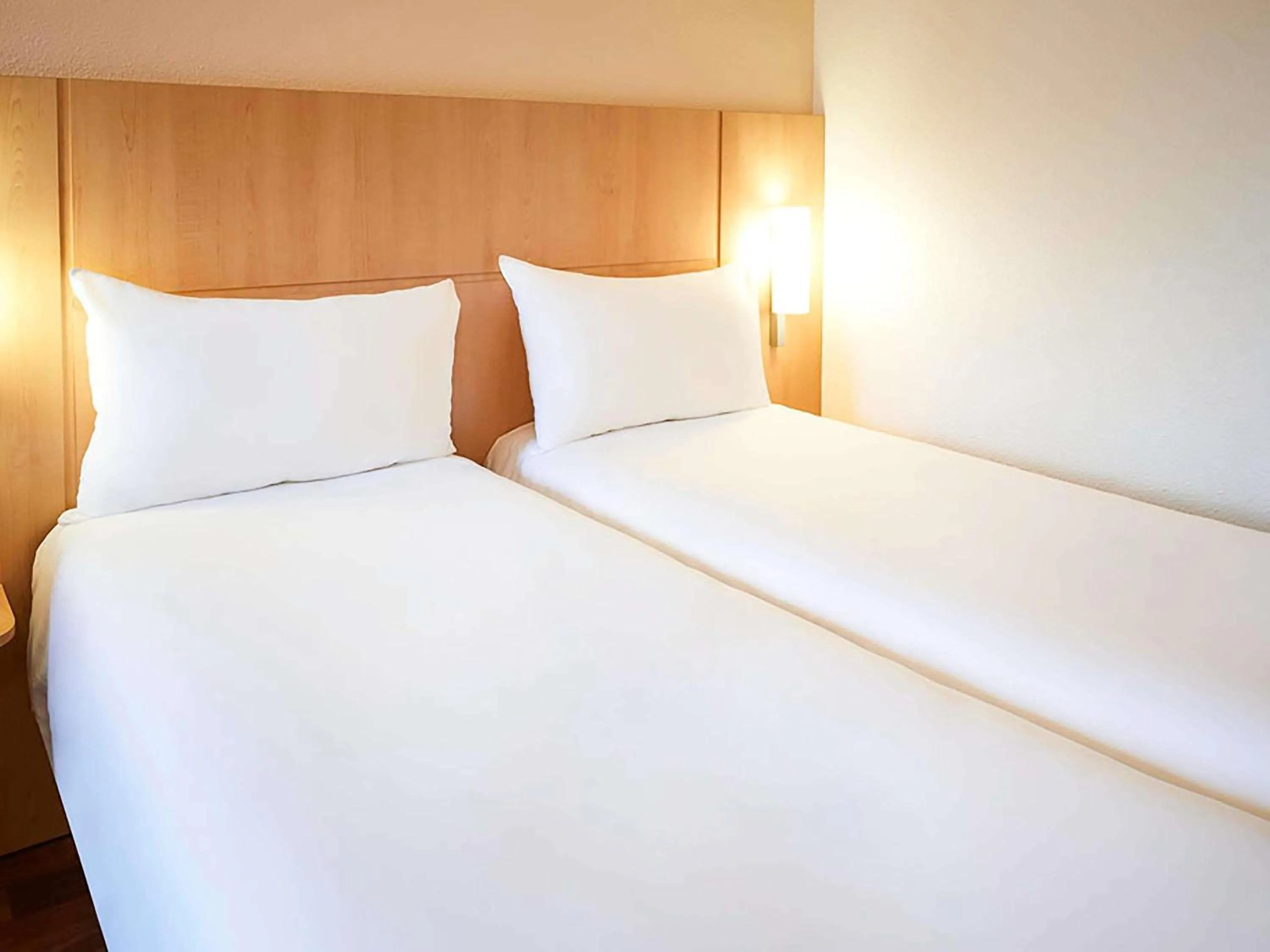 Bedroom, Bed in ibis Toulouse Centre