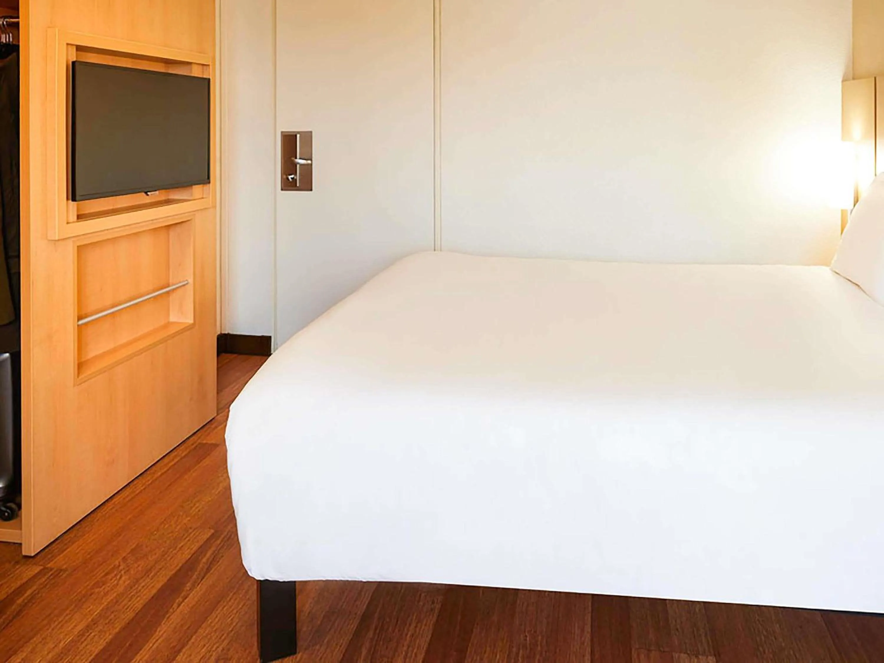 Bedroom, Bed in ibis Toulouse Centre