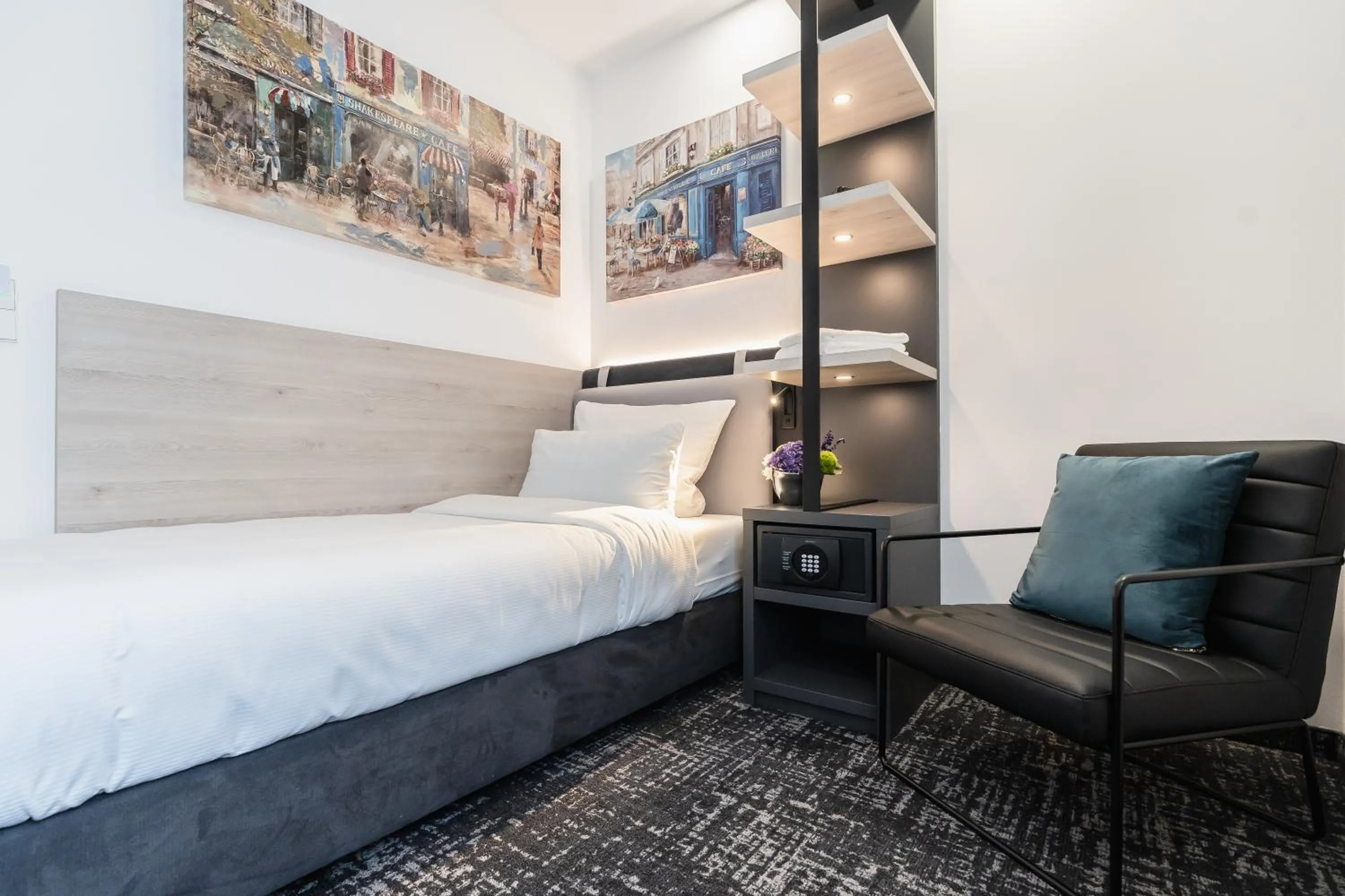 Seating area, Bed in Libarty Hotels