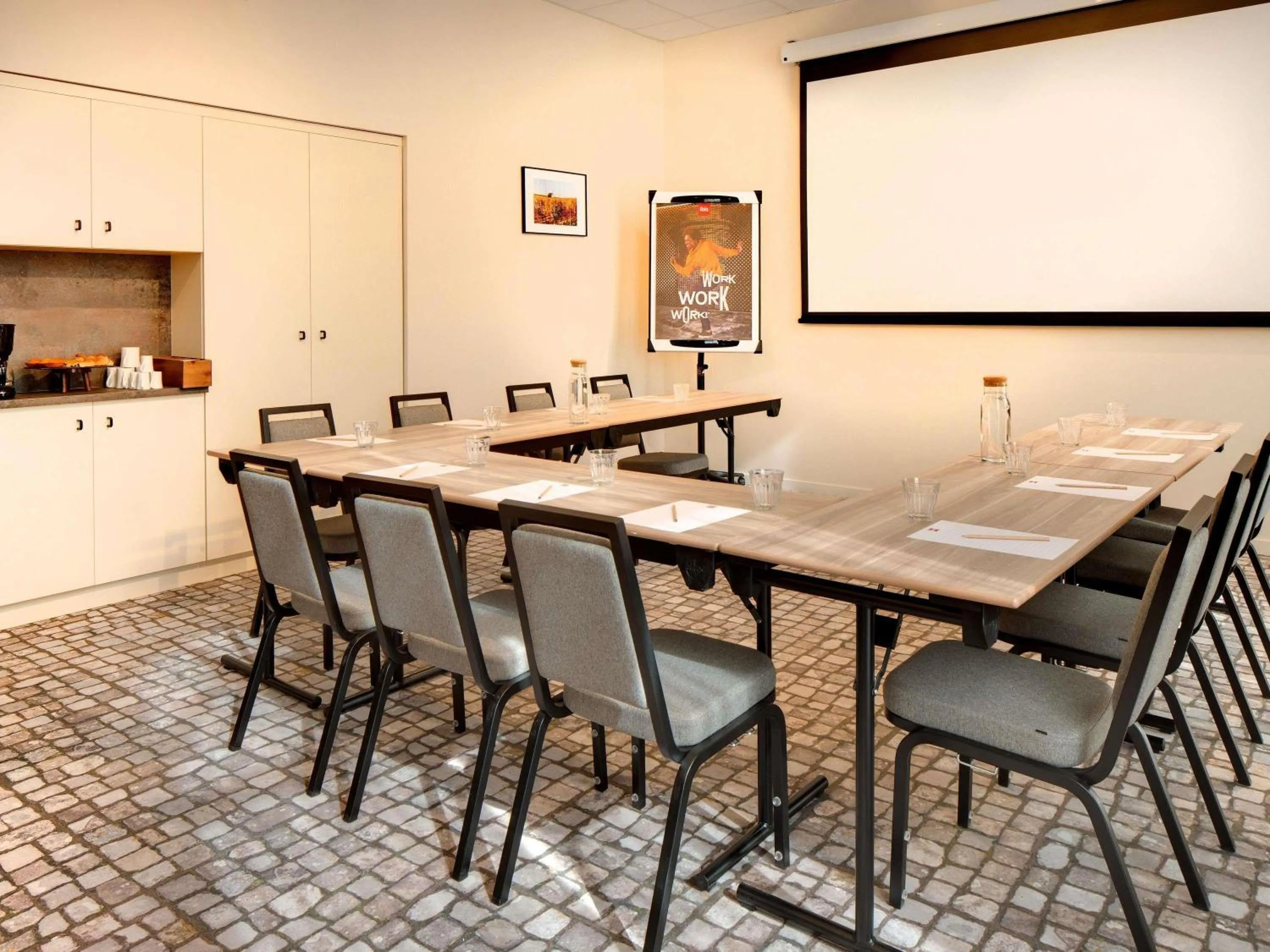 Meeting/conference room in ibis Vichy