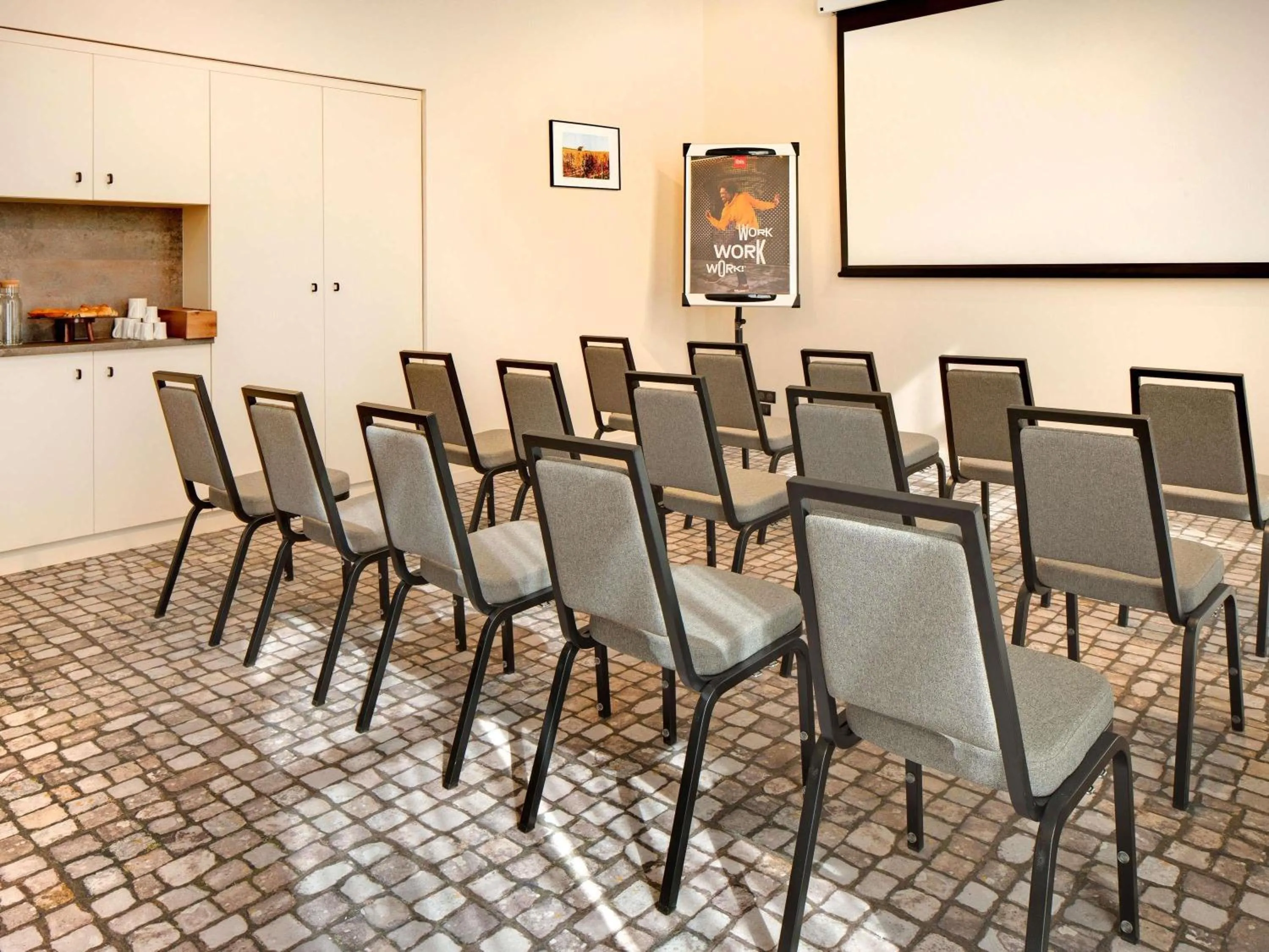 Meeting/conference room in ibis Vichy