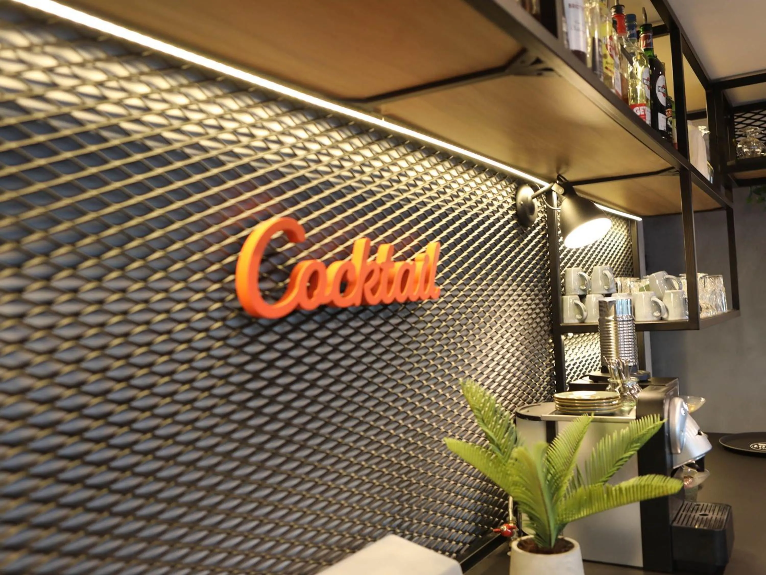 Lounge or bar in ibis Aubenas