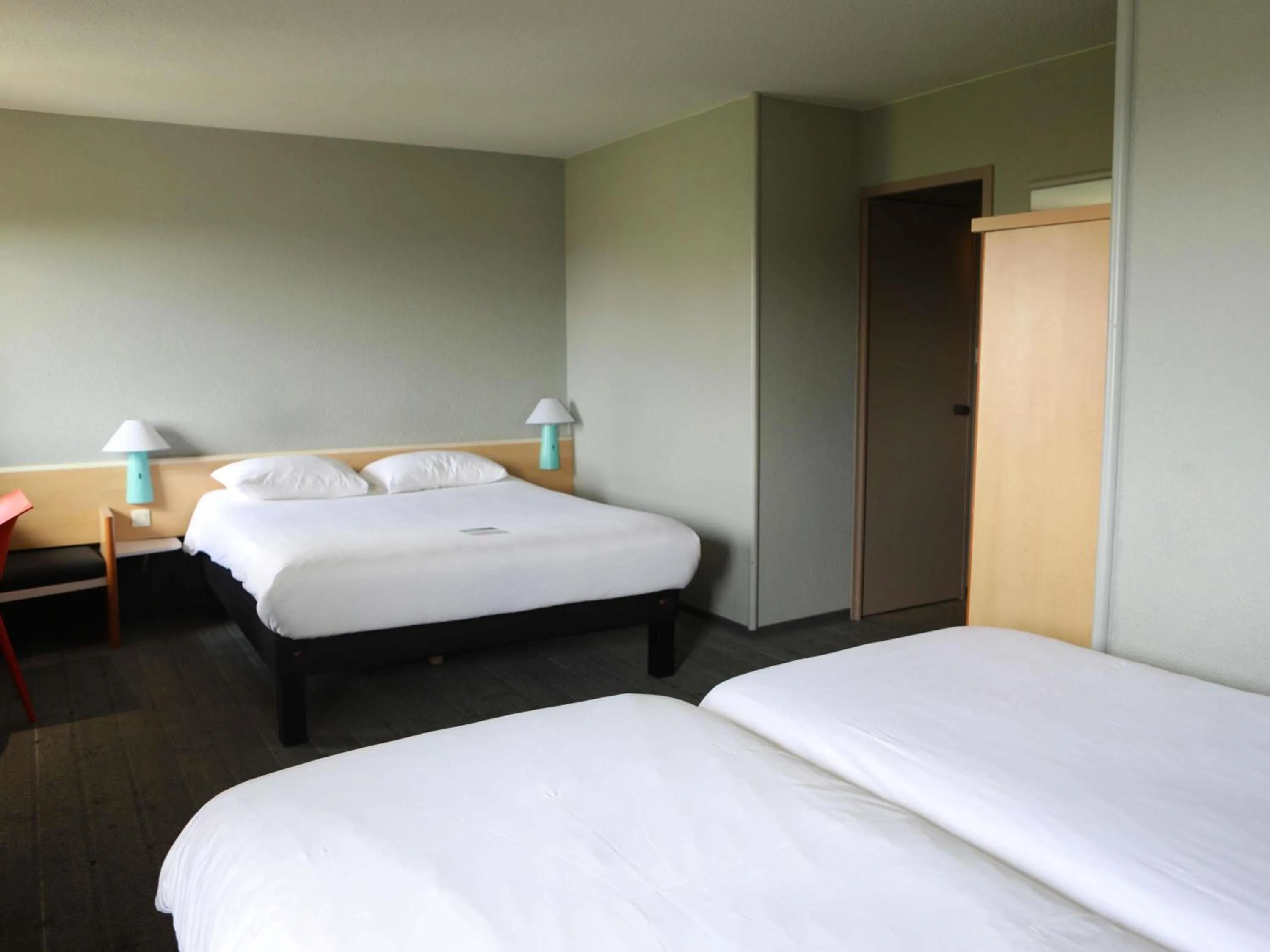 Bedroom, Bed in ibis Aubenas