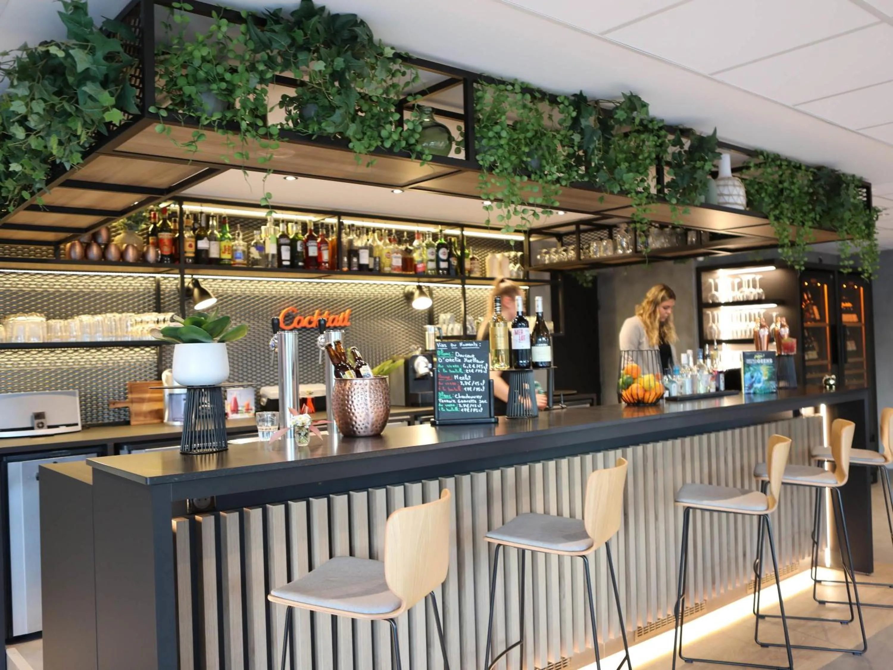 Lounge or bar in ibis Aubenas