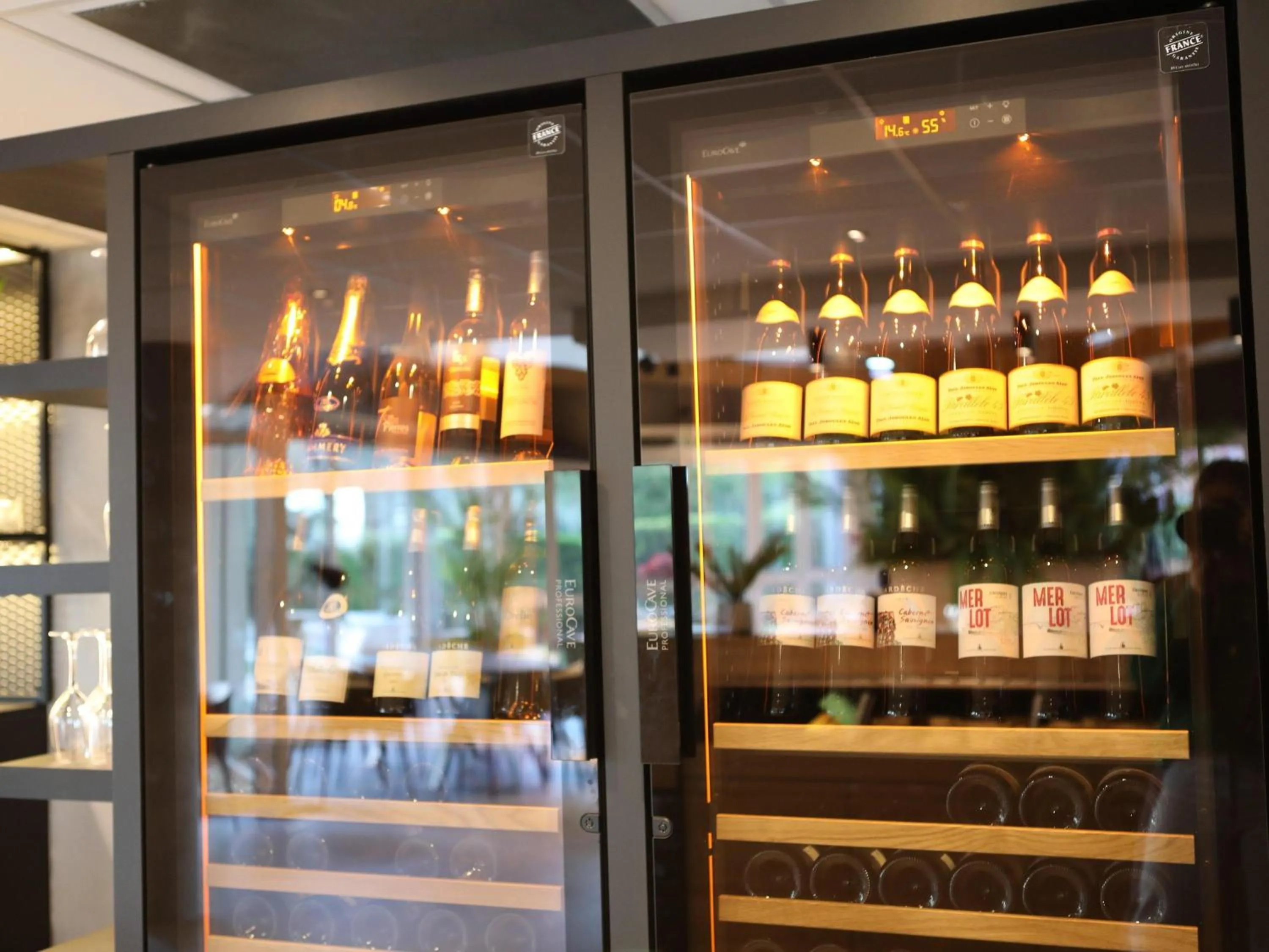 Lounge or bar in ibis Aubenas