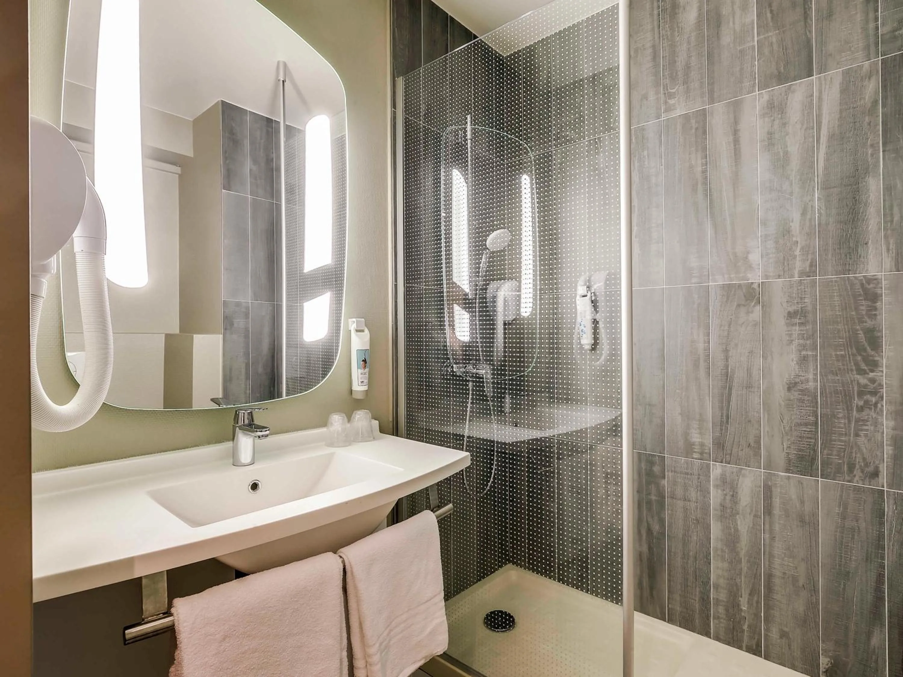 Bathroom in ibis Paris Bercy Village