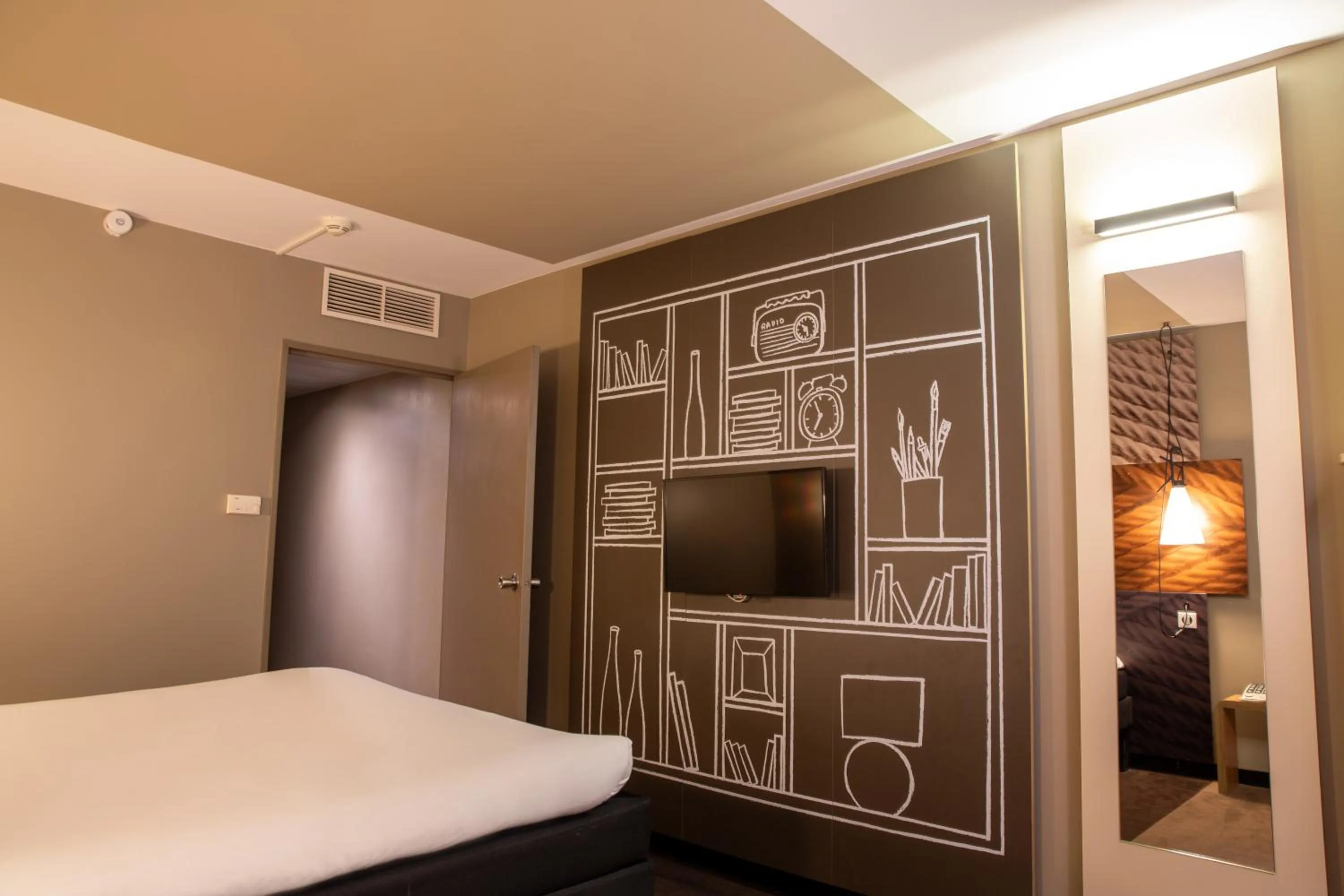 TV and multimedia, Bed in ibis Paris Bercy Village