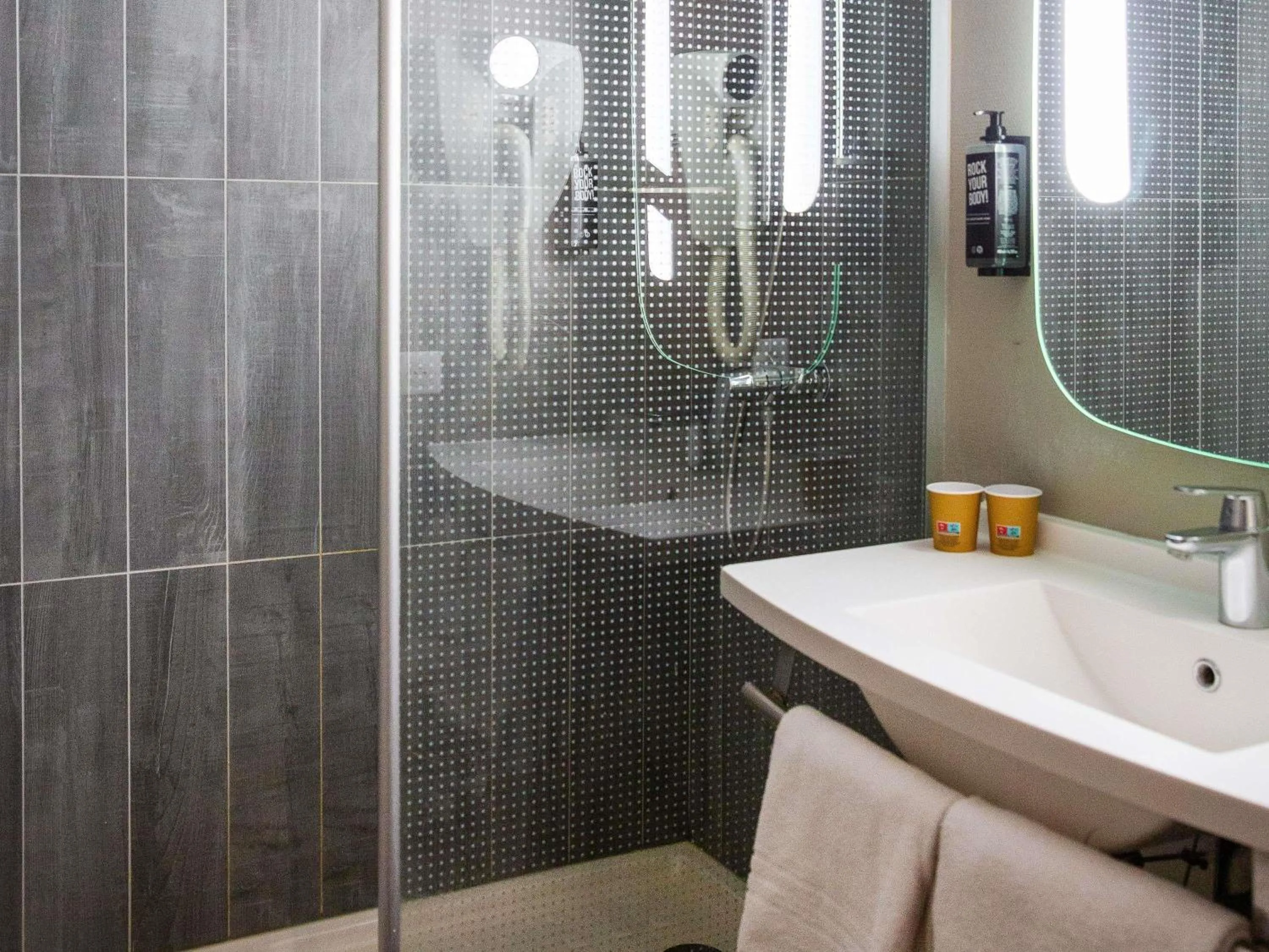 Bedroom in ibis Paris Bercy Village