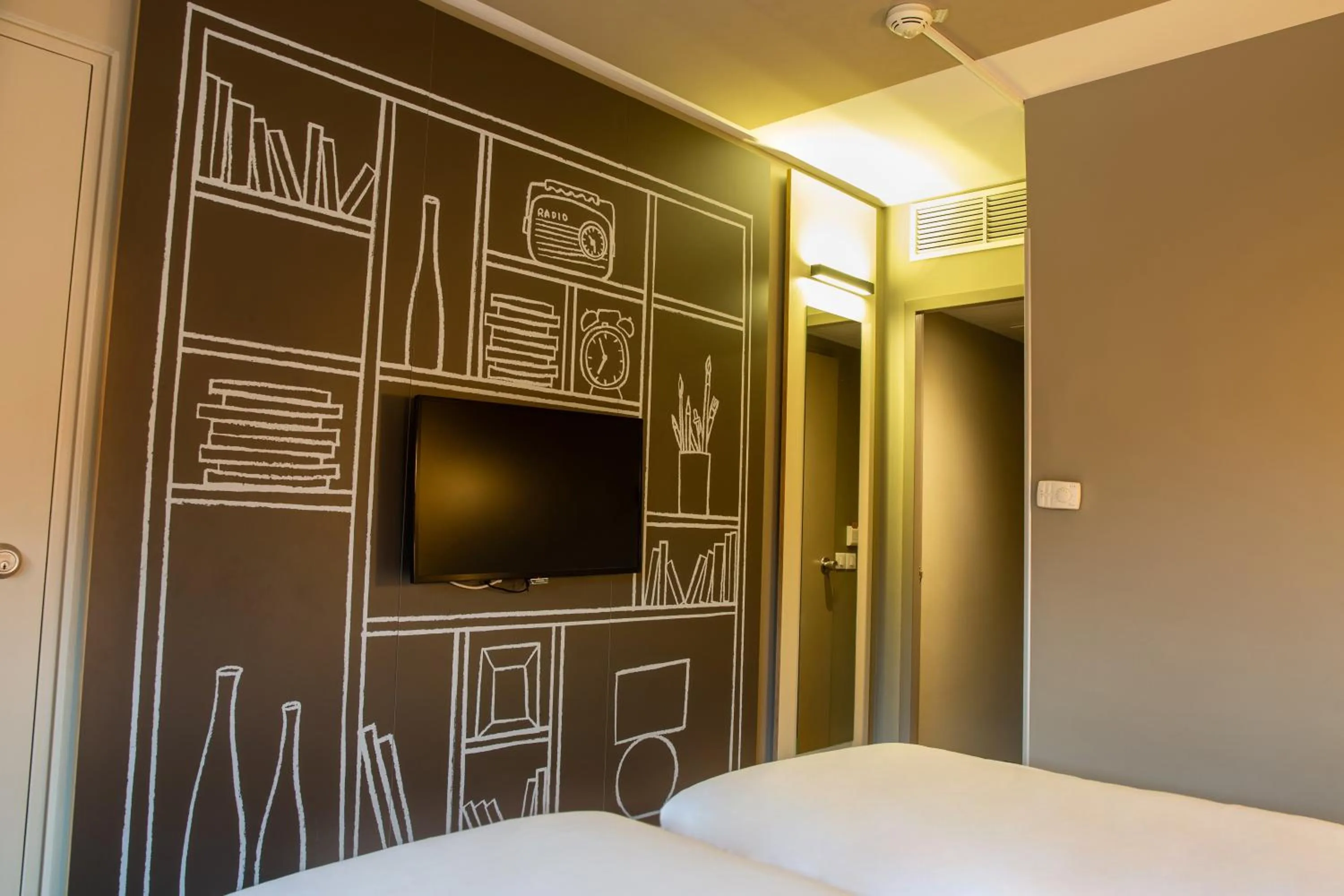TV and multimedia, Bed in ibis Paris Bercy Village