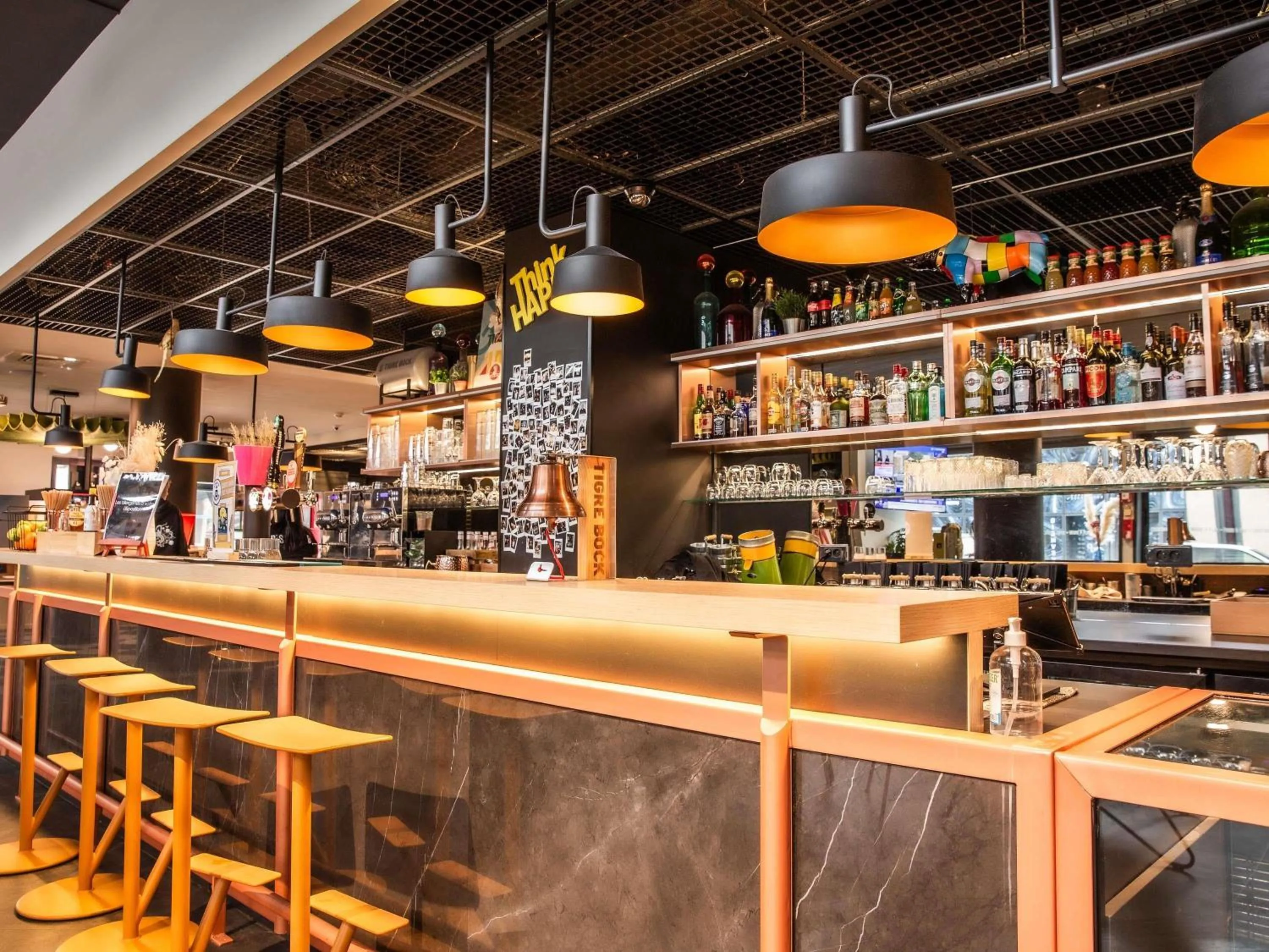 Lounge or bar in ibis Paris Bercy Village