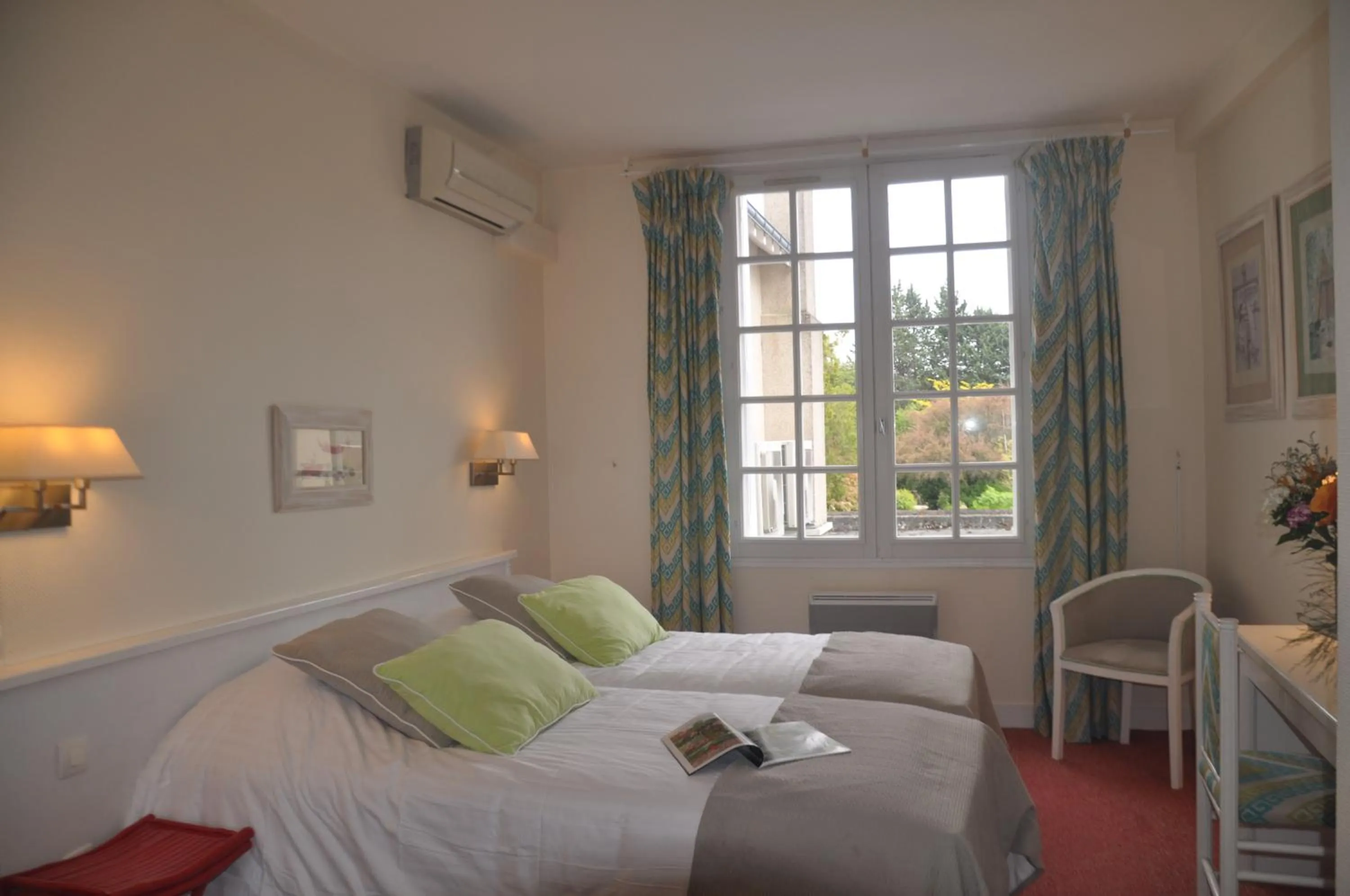 Bed in Logis Auberge Du Centre