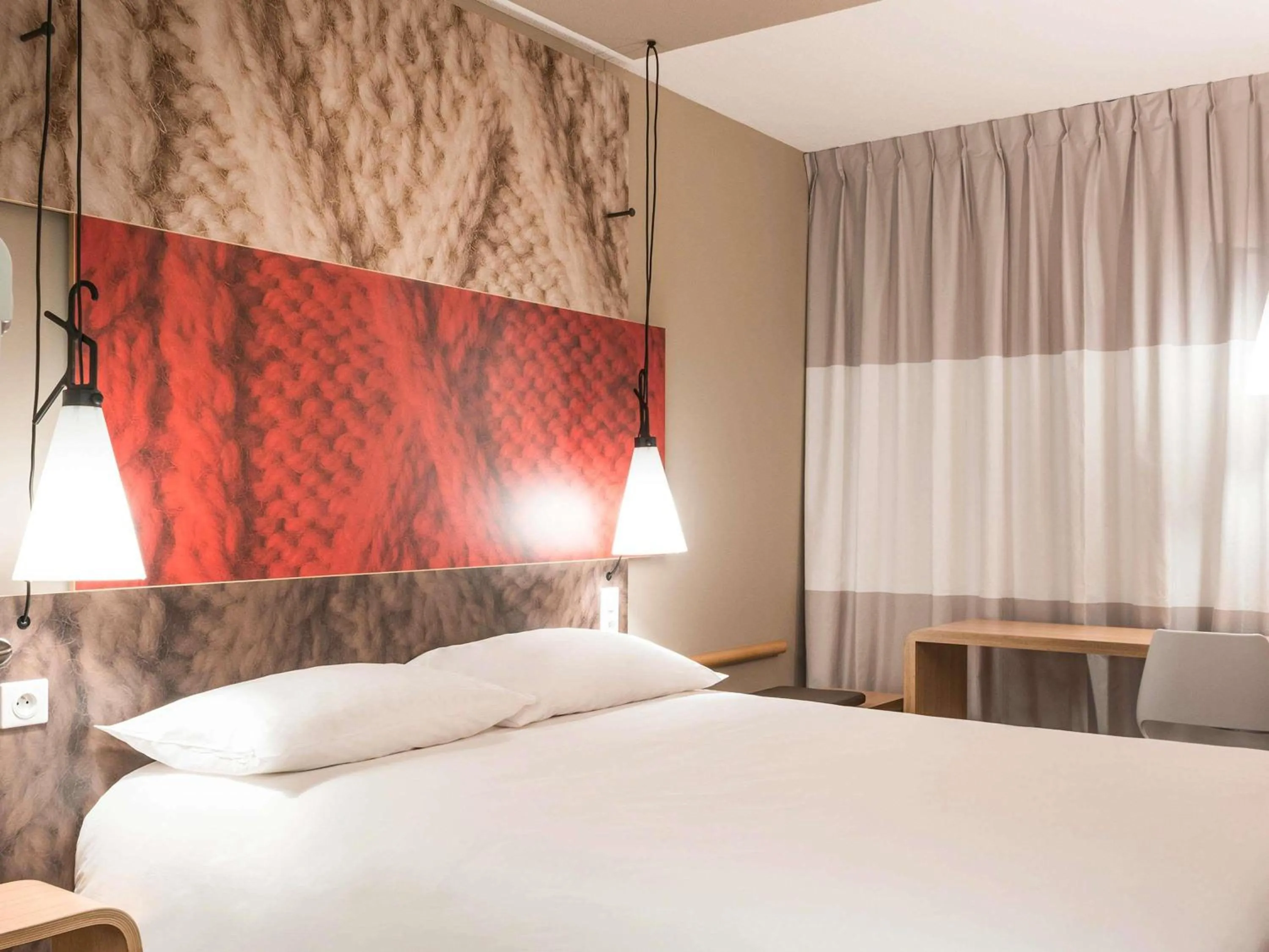 Bedroom, Bed in ibis Paris Gare du Nord La Fayette