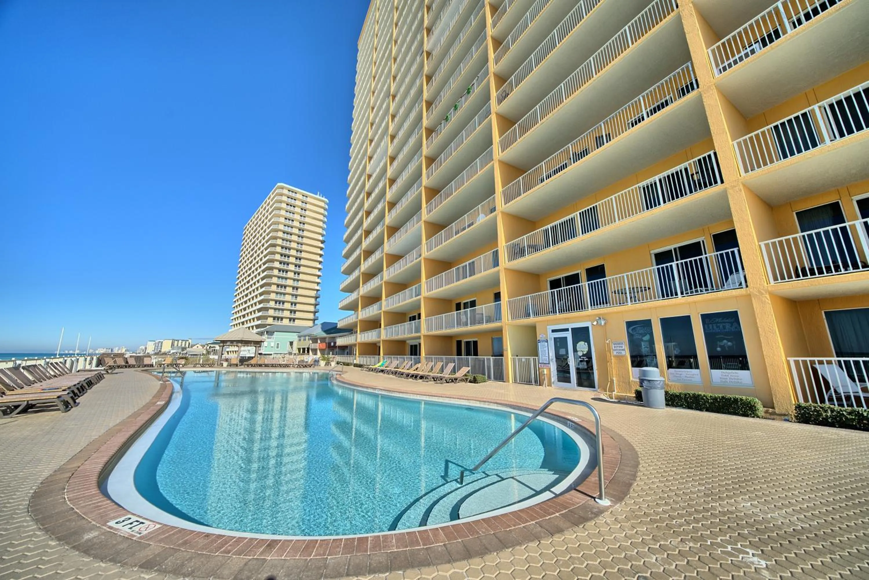 Swimming pool in Treasure Island 1007
