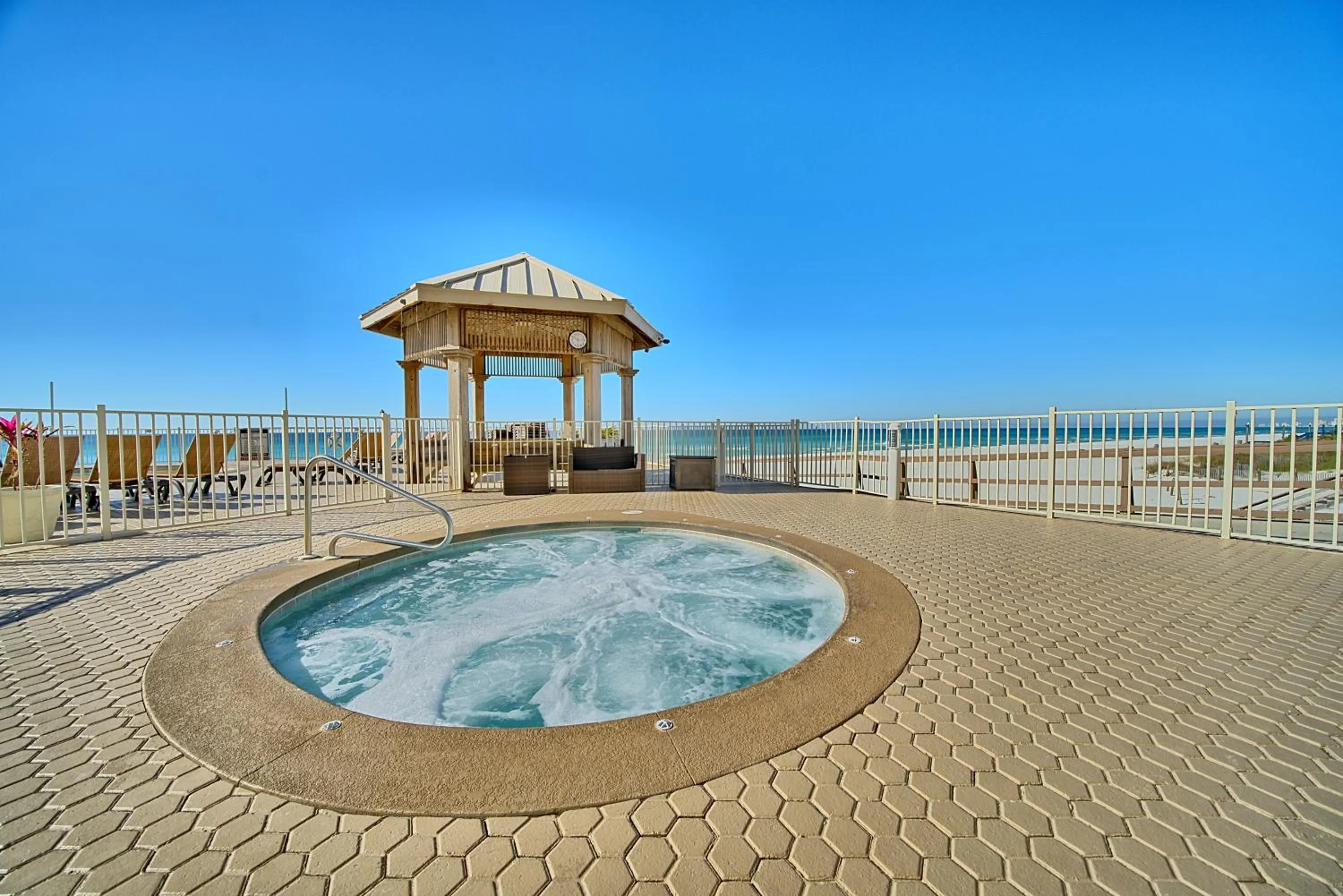 Swimming pool in Treasure Island 1007