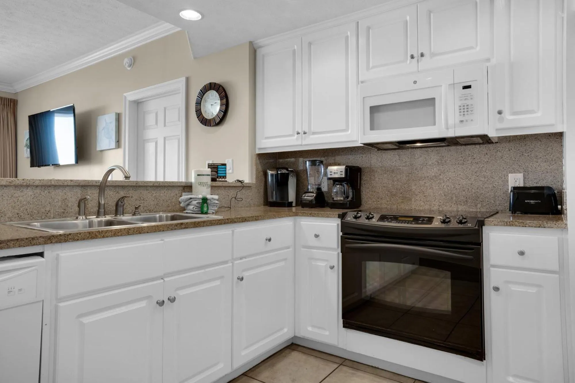 Kitchen or kitchenette in Treasure Island 1007