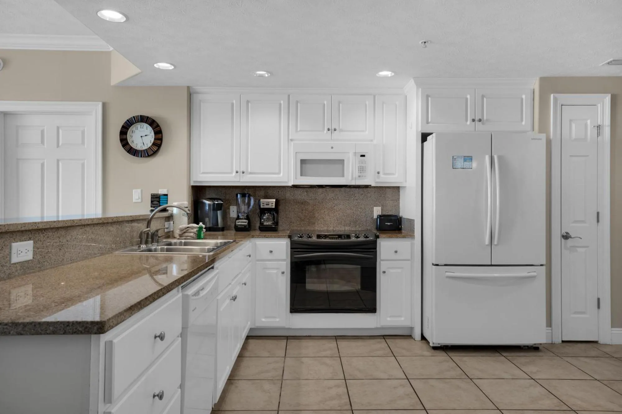 Kitchen or kitchenette in Treasure Island 1007