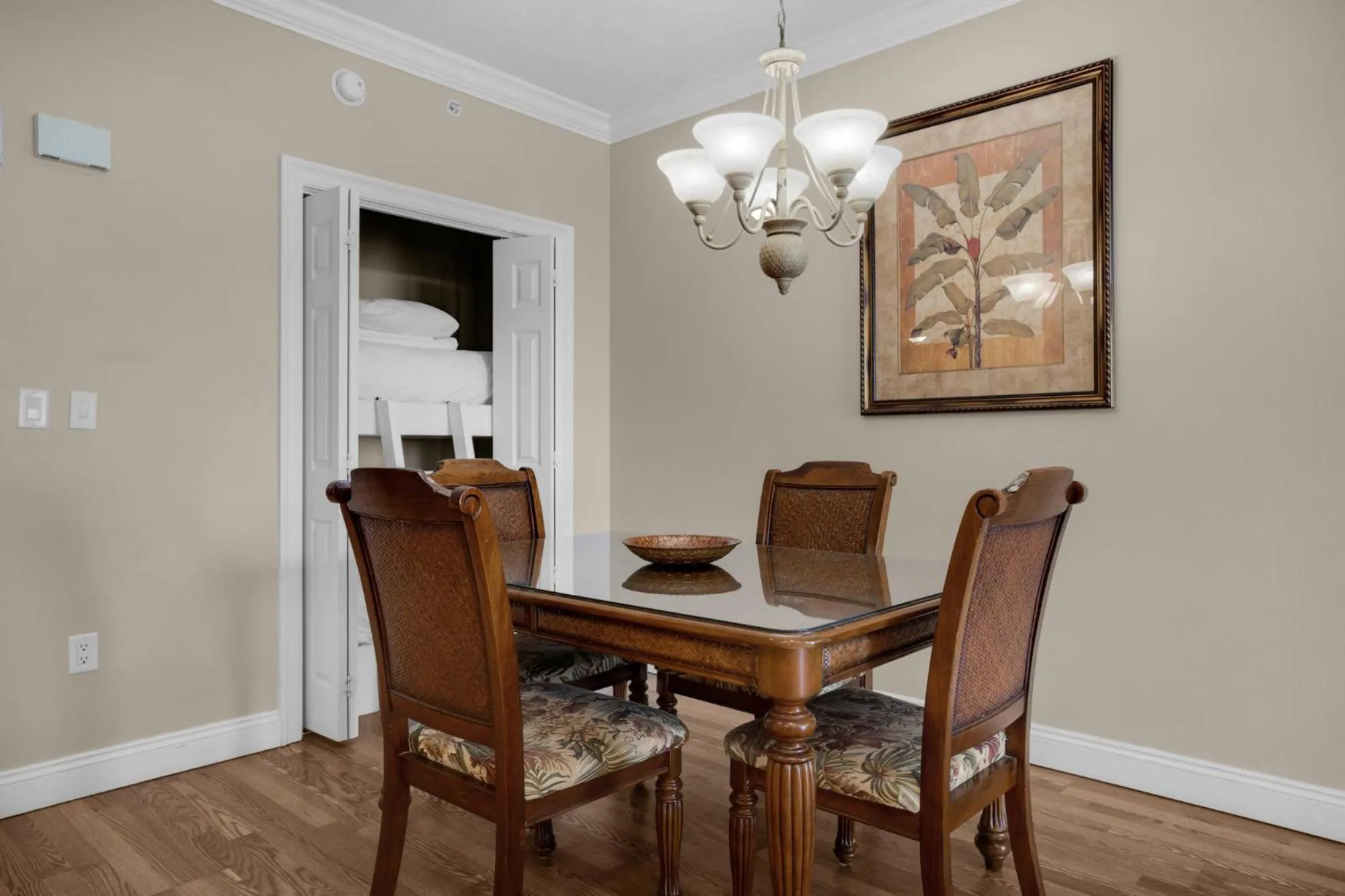 Photo of the whole room in Treasure Island 1007